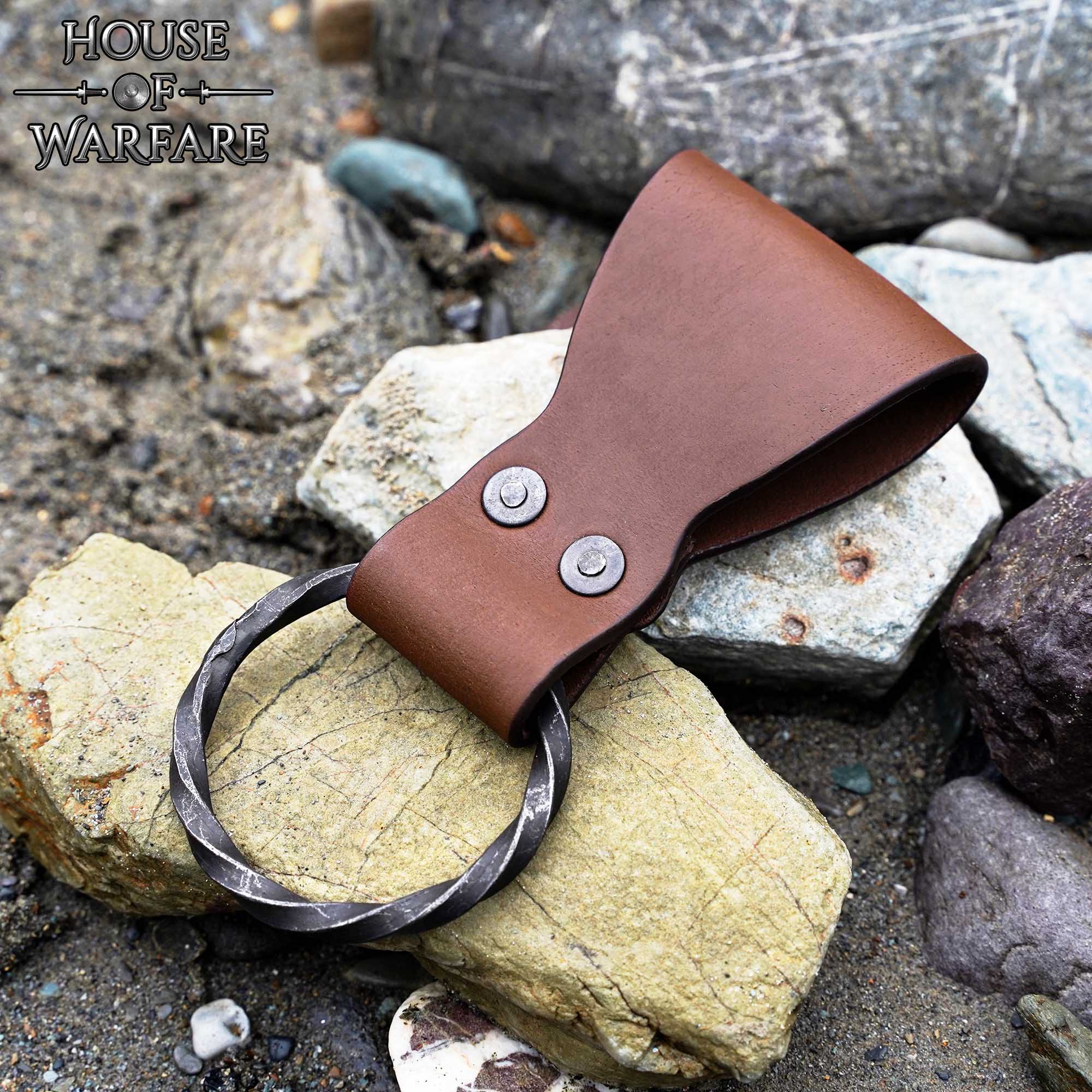 Imagen única de: Rana Medieval de Cuero con Anillo de Hierro Torcido Forjado a Mano - Porta Cinturón Marrón para Hachas, Espadas y Herramientas - 6 "x1.5"