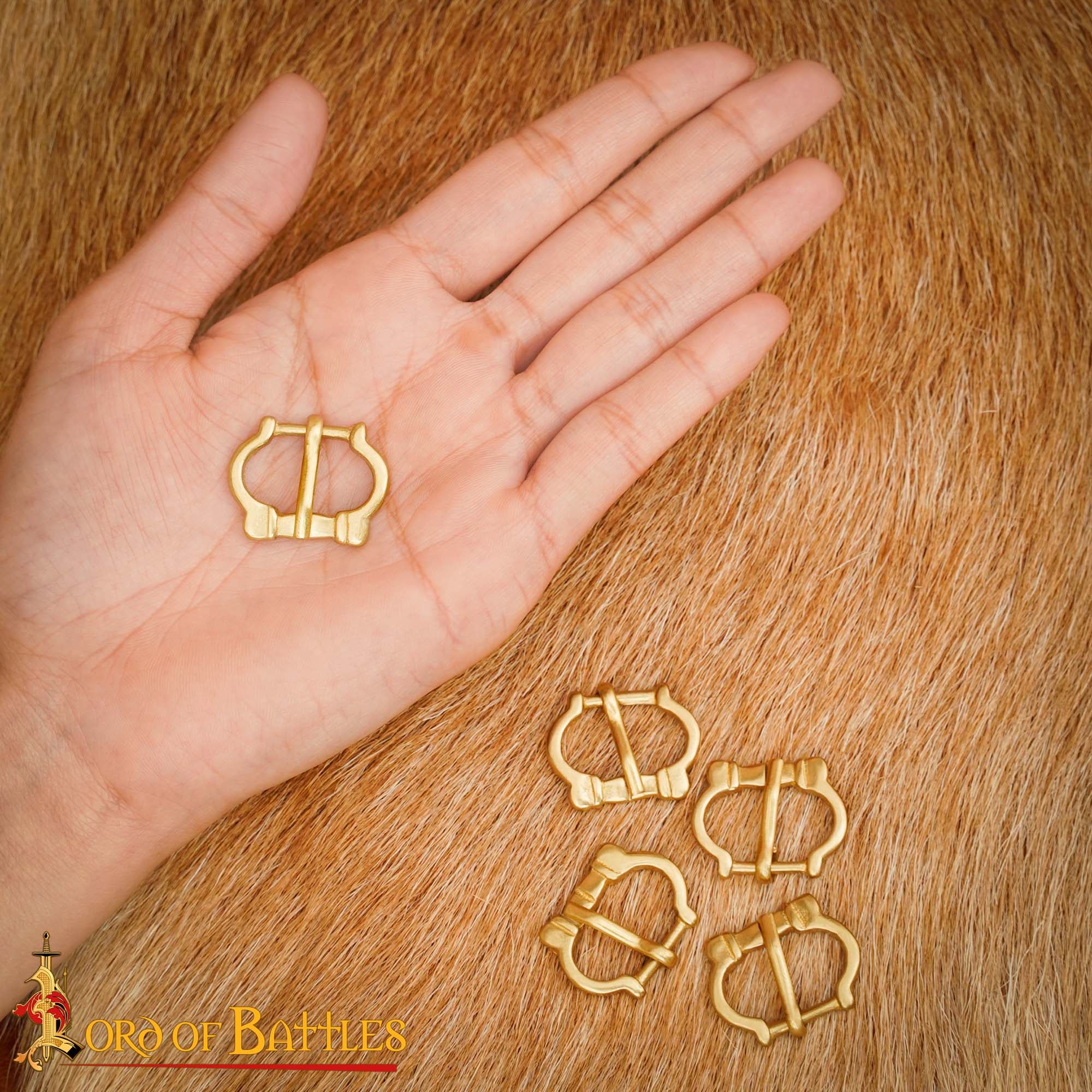 Imagen única de: Pequeñas Hebillas Medievales de Latón para Cinturón - Juego de 5 Piezas Acabadas a Mano (réplica de 1200-1400)