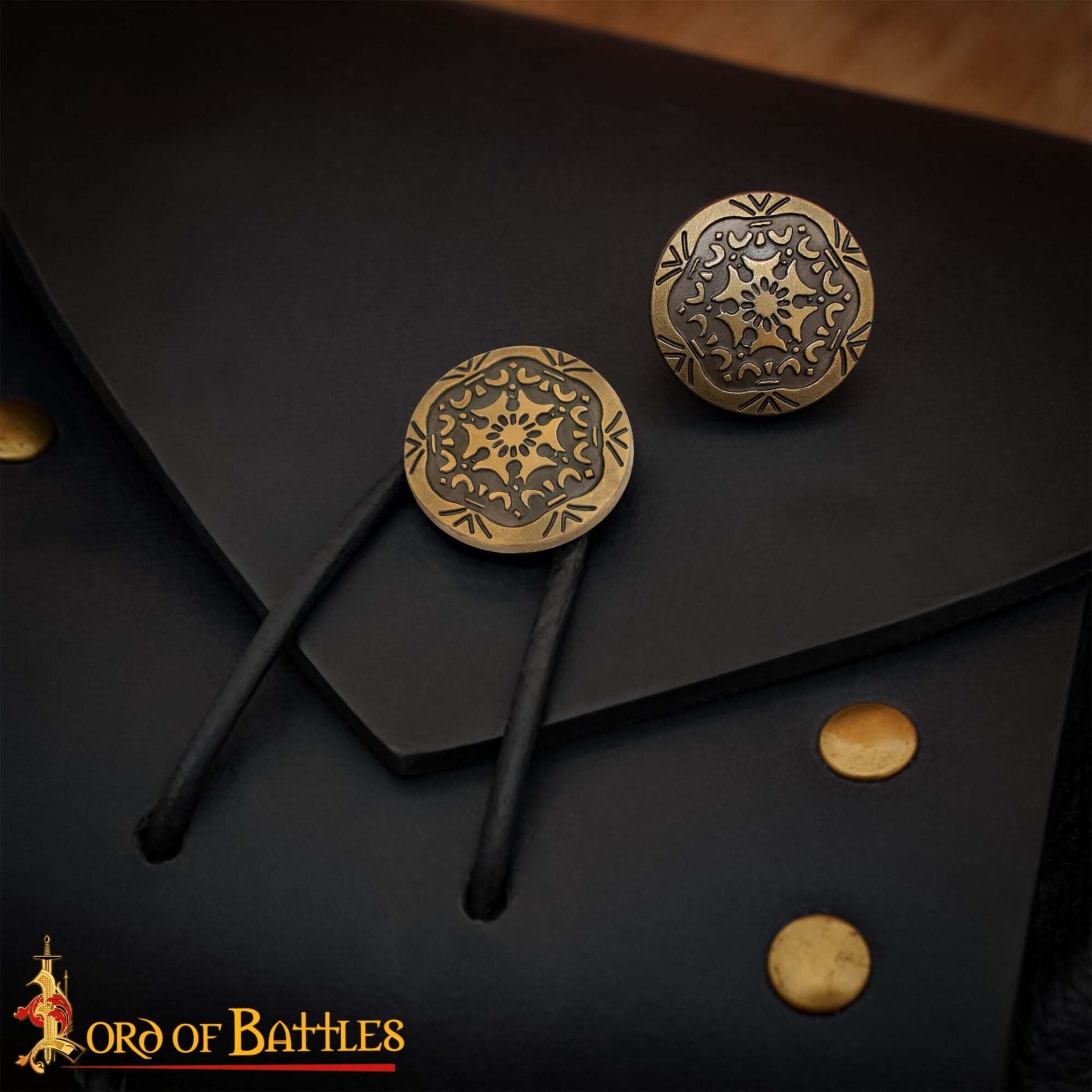 Imagen única de: Botón Decorativo de Latón con Motivo Floral Medieval - Cierre Trasero de Remache