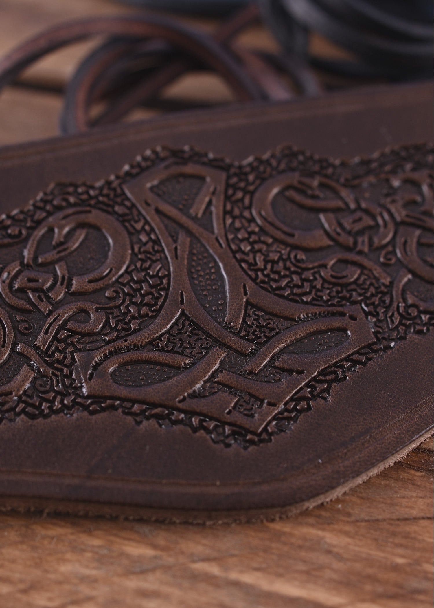 Imagen única de: Guardabrazos De Cuero Con Martillo De Thor, Cortos