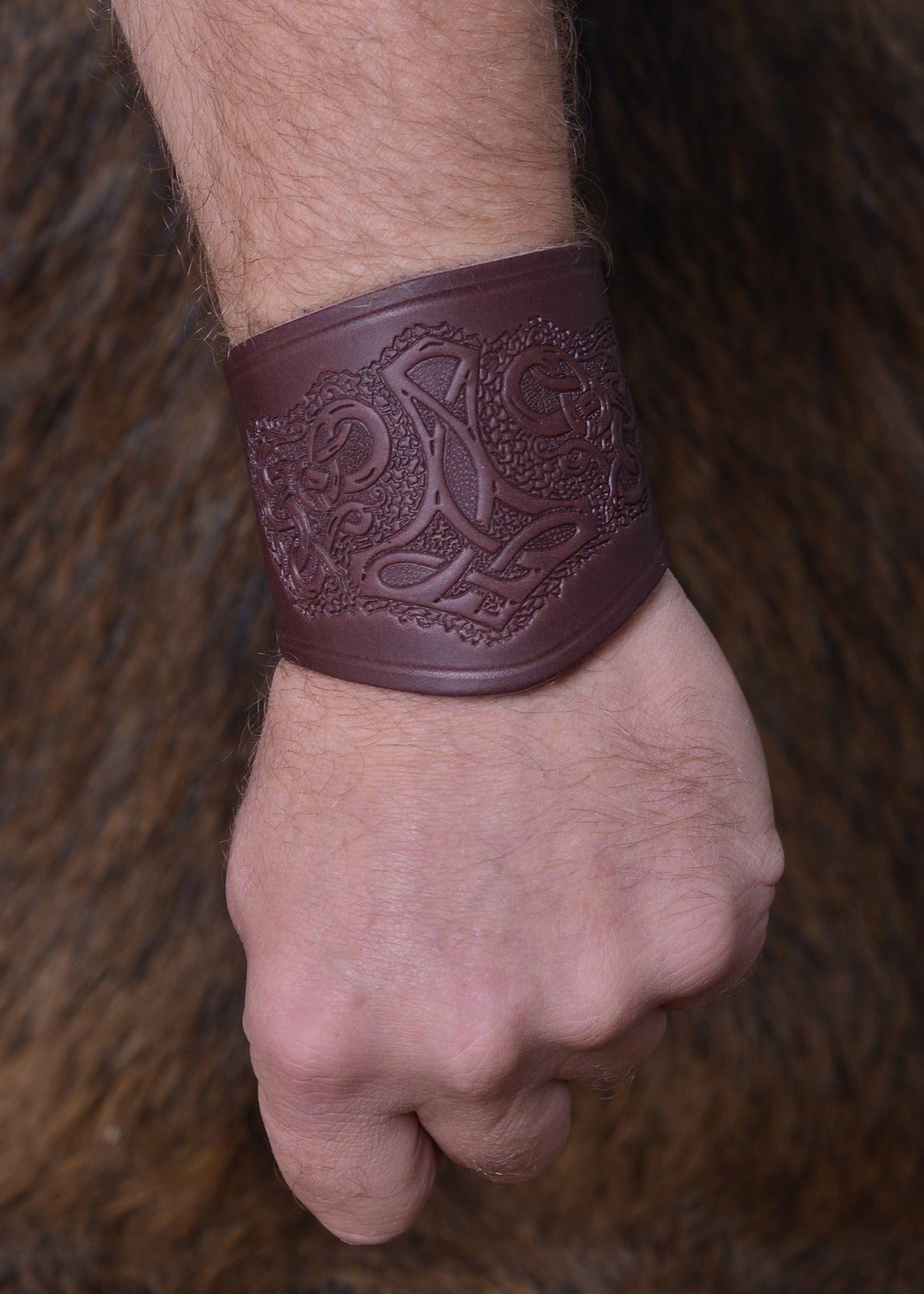 Imagen única de: Guardabrazos De Cuero Con Martillo De Thor, Cortos