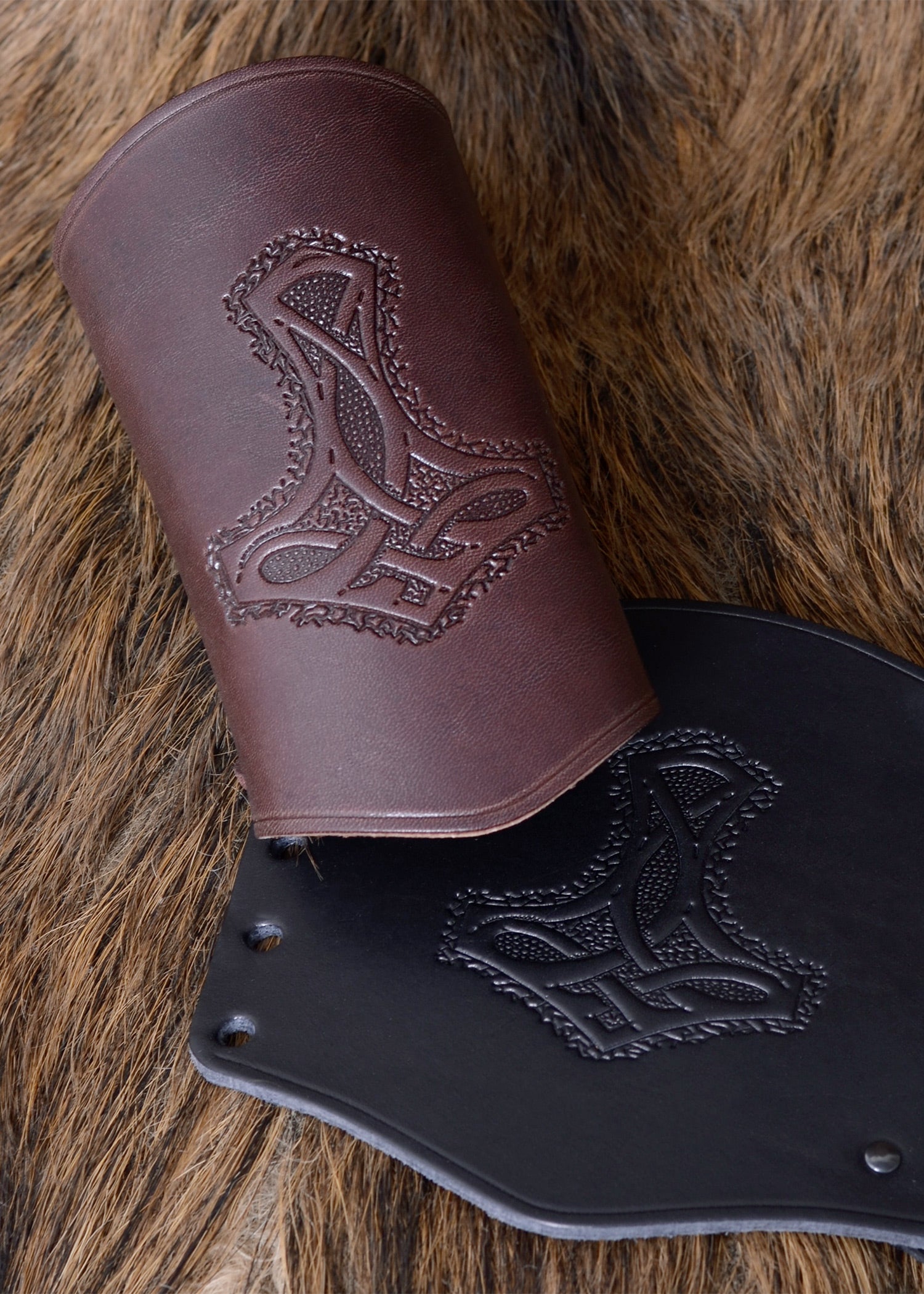 Imagen única de: Guardabrazos De Cuero Con Martillo De Thor, Largos