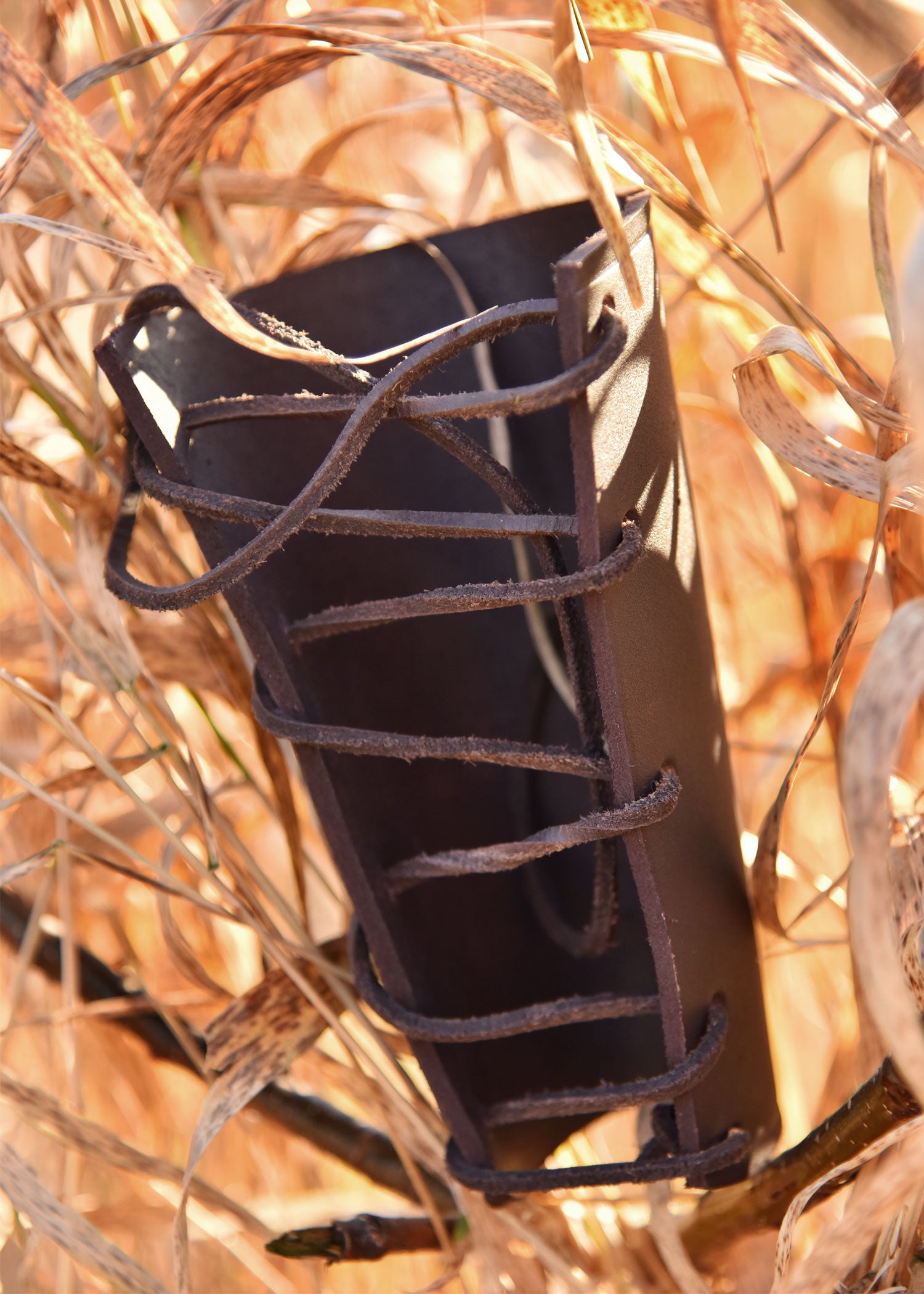 Imagen única de: Puño Con Lazo En Marrón, Con Tiras Cuadradas.