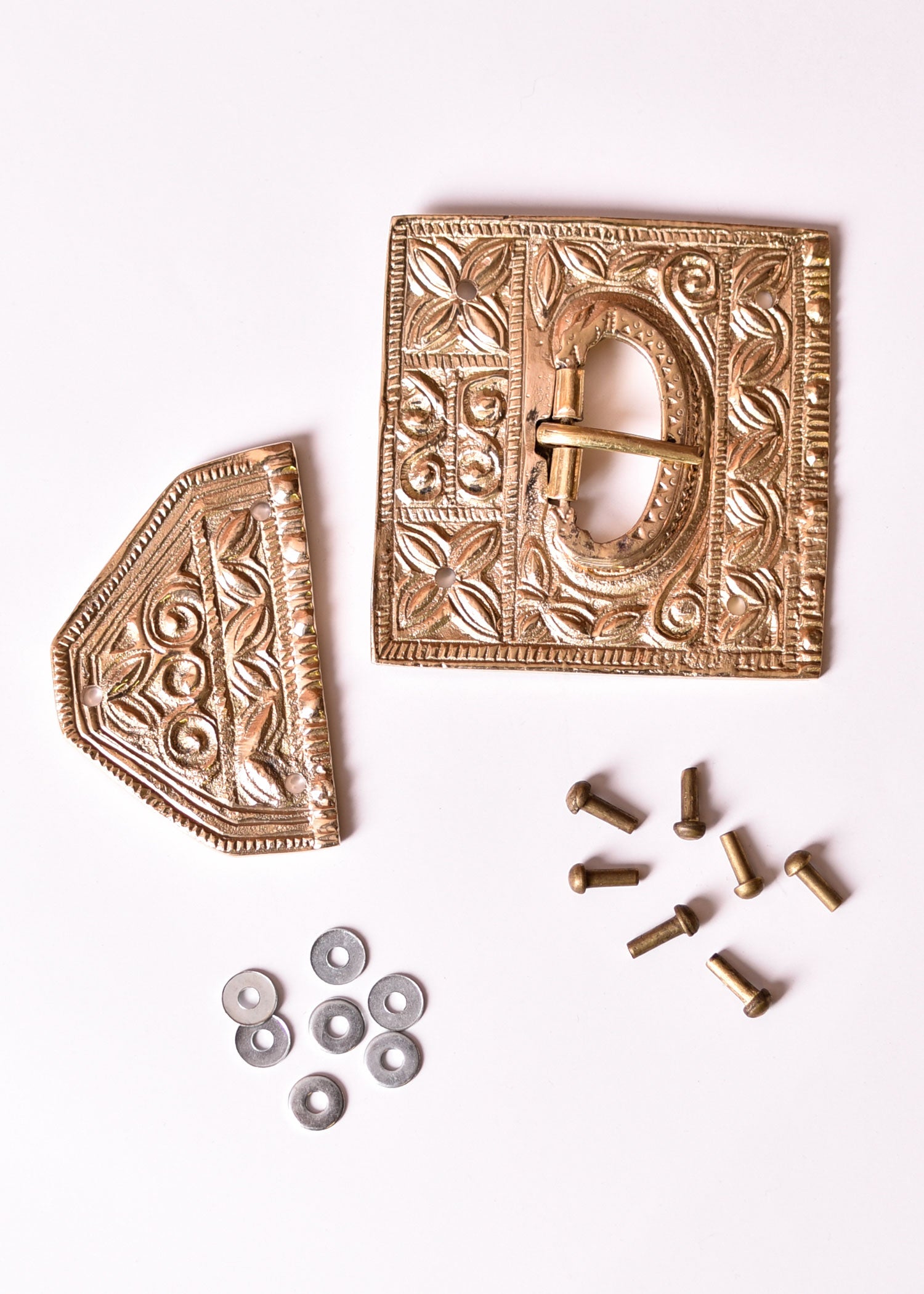 Imagen única de: Hebilla De Cinturón Romana Para Cíngulo Con Encaje Final Y Remaches.