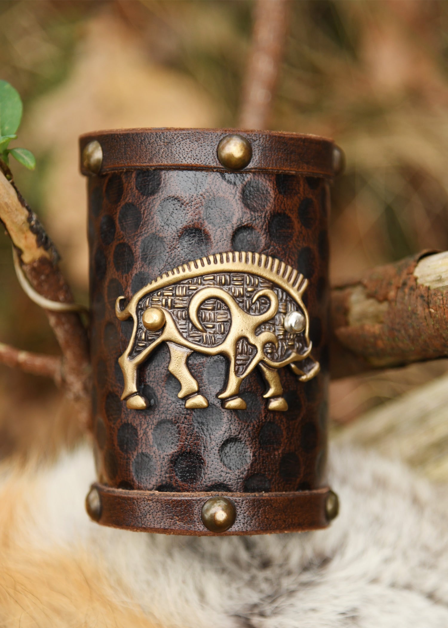 Imagen única de: Guardabrazos De Cuero Con Motivo De Jabalí Celta