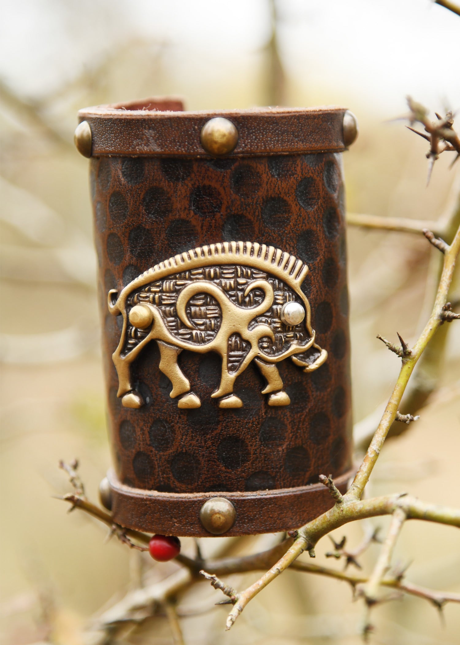 Imagen única de: Guardabrazos De Cuero Con Motivo De Jabalí Celta