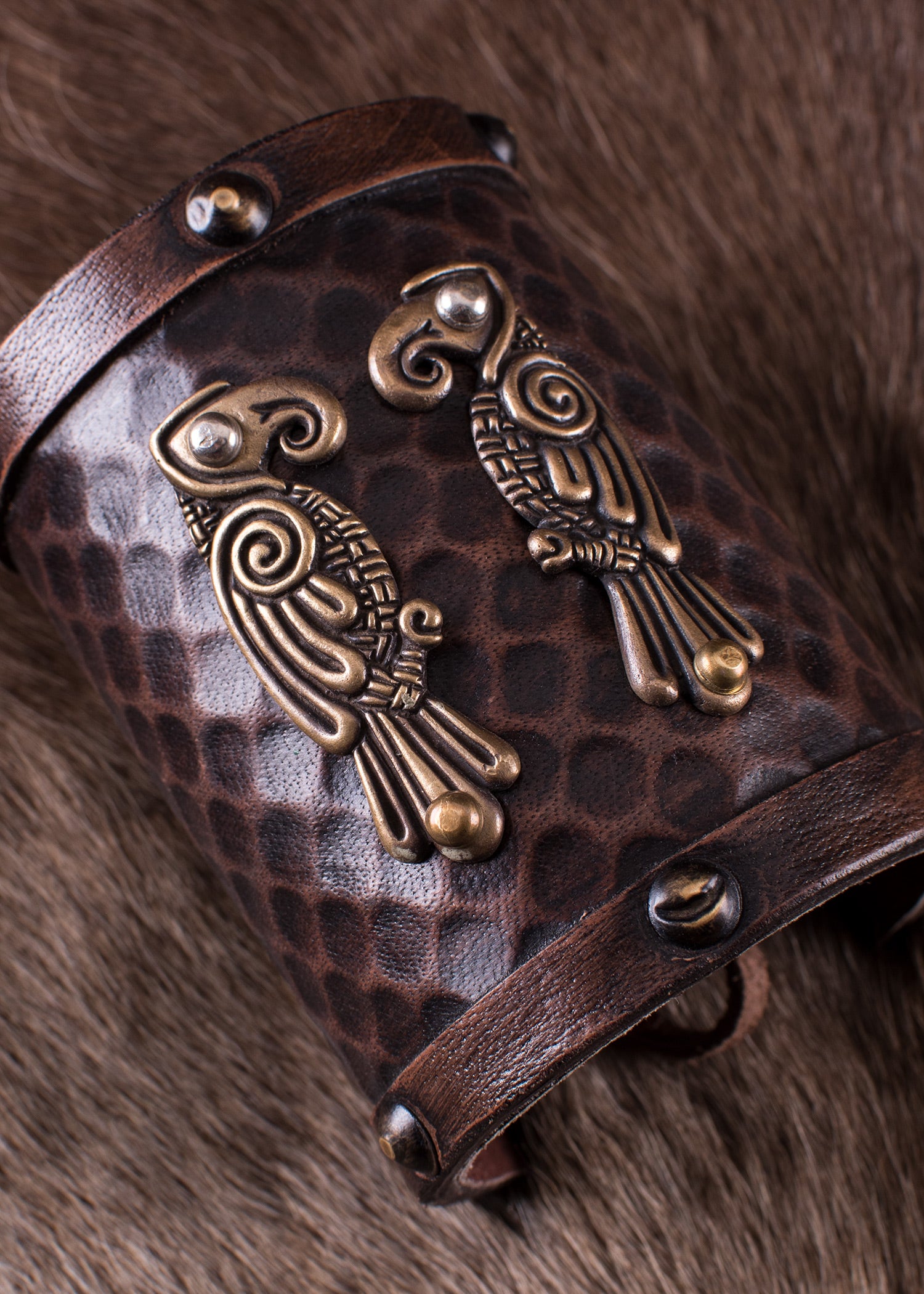 Imagen única de: Guardabrazos De Cuero Con Cuervos Nórdicos Hugin Y Munin