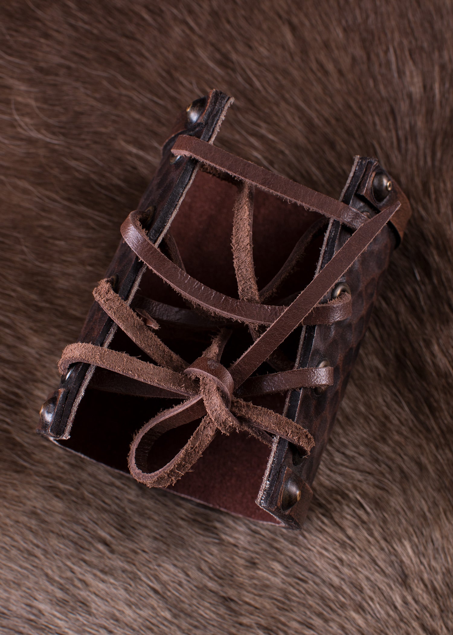 Imagen única de: Guardabrazos De Cuero Con Cuervos Nórdicos Hugin Y Munin