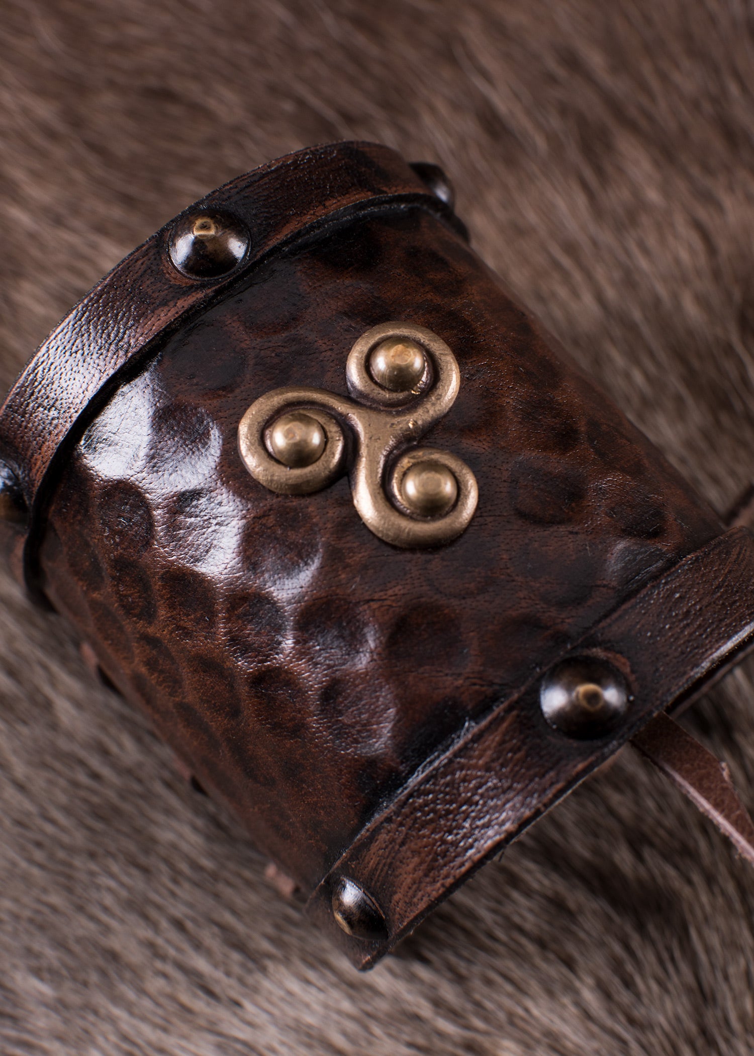 Imagen única de: Protector De Brazo Pequeño De Cuero Con Motivo Triskel Celta