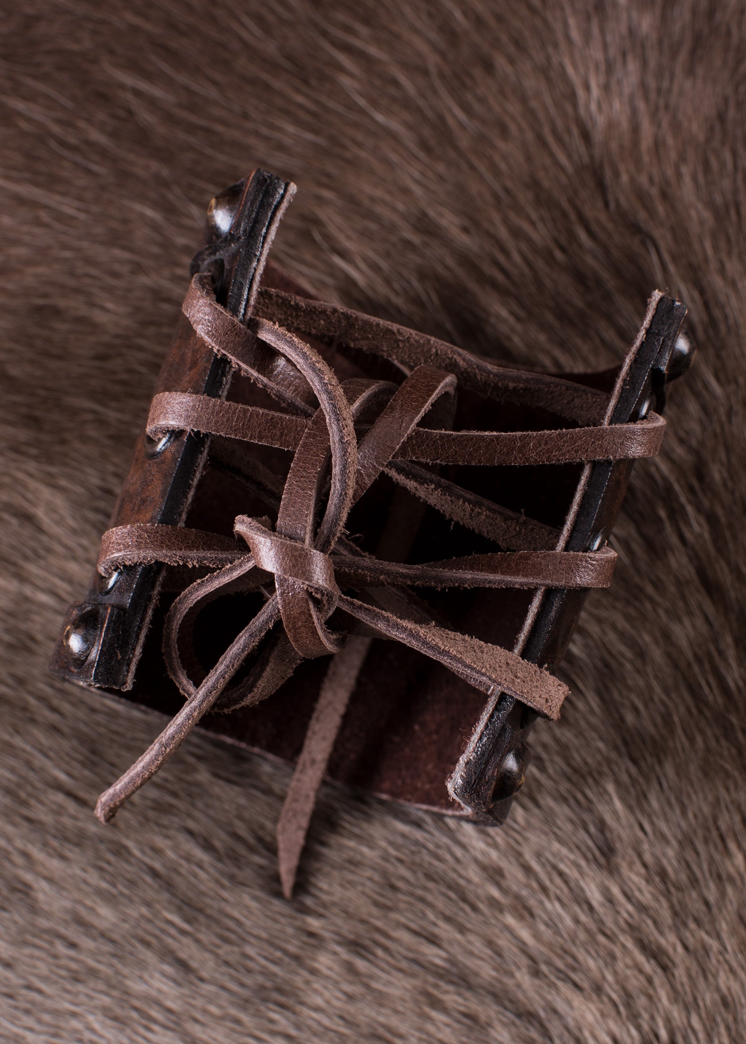 Imagen única de: Protector De Brazo Pequeño De Cuero Con Motivo Triskel Celta