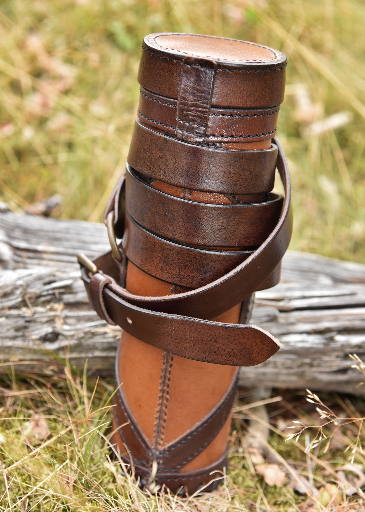 Imagen única de: Roman Capsa, Contenedor De Volutas De Cuero Con 3 Volutas