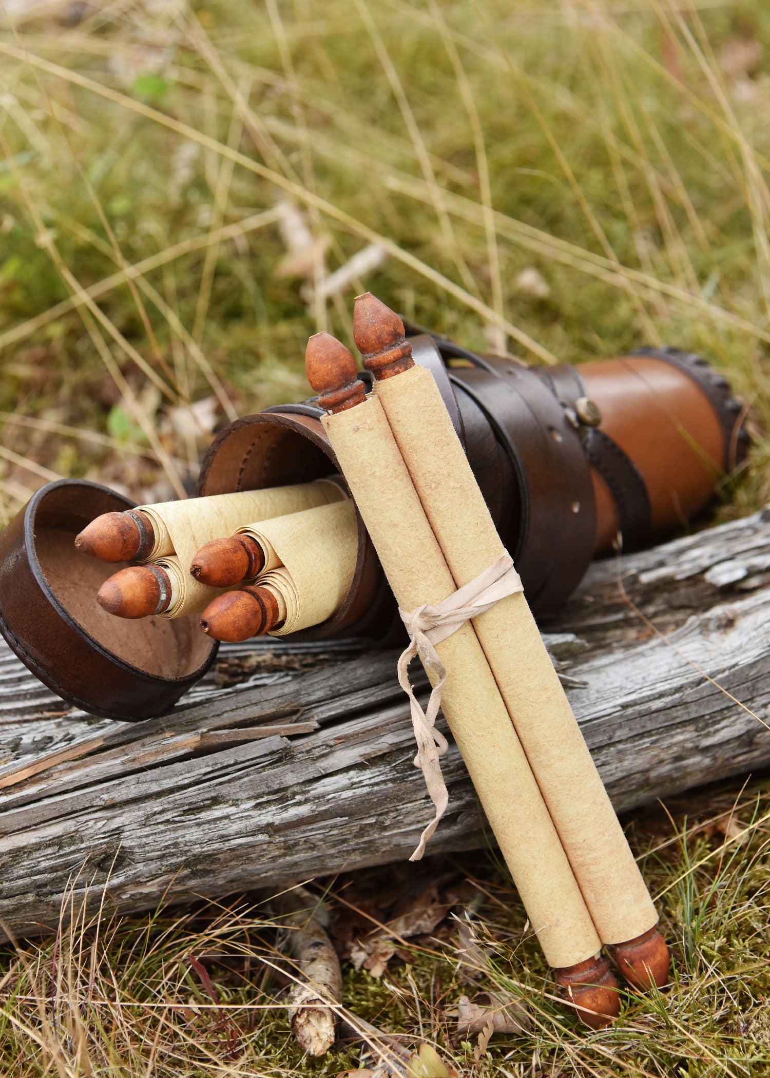 Imagen única de: Roman Capsa, Contenedor De Volutas De Cuero Con 3 Volutas
