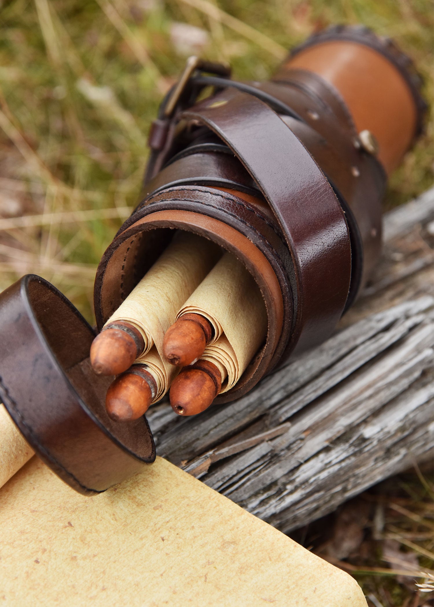 Imagen única de: Roman Capsa, Contenedor De Volutas De Cuero Con 3 Volutas