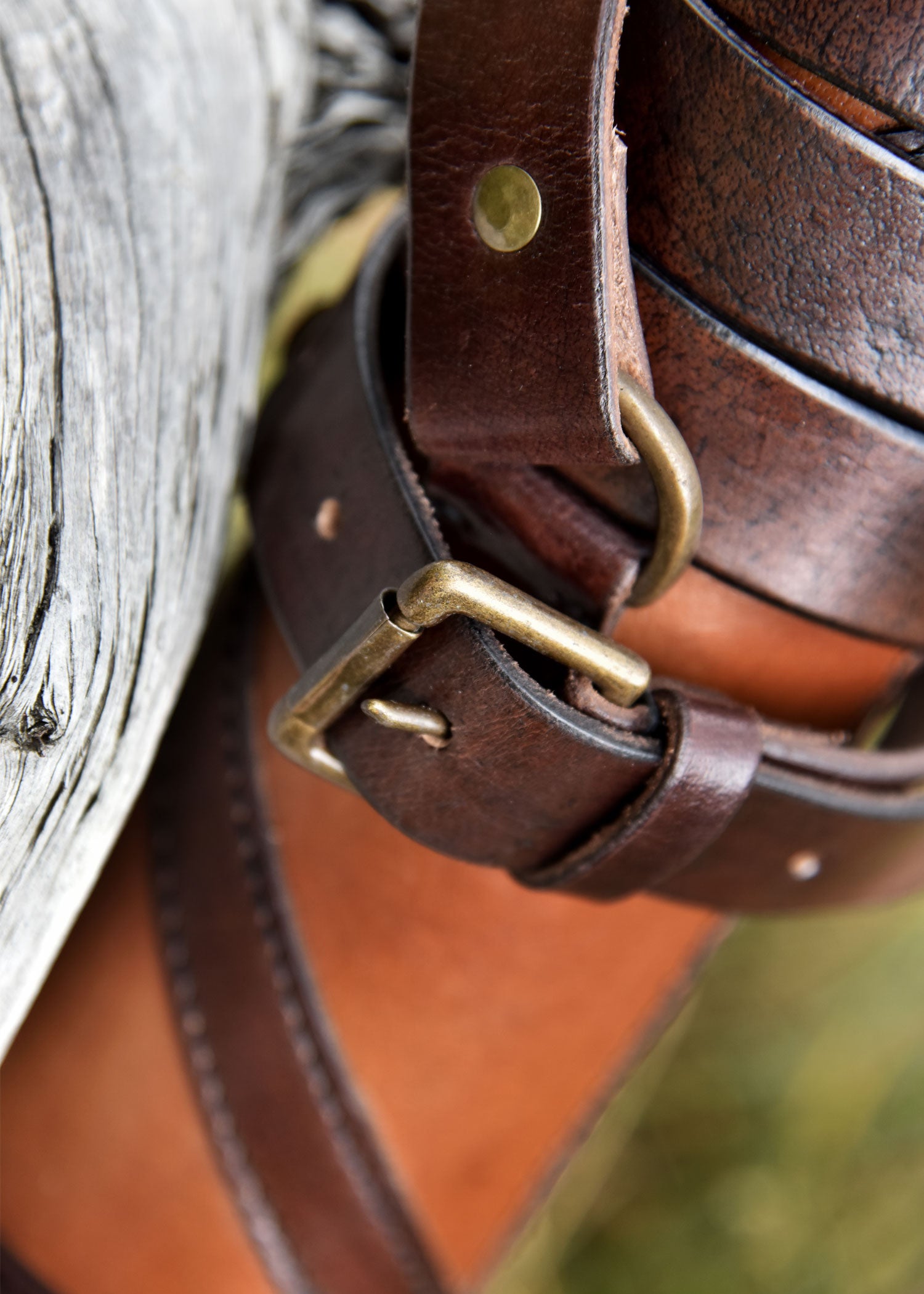 Imagen única de: Roman Capsa, Contenedor De Volutas De Cuero Con 3 Volutas