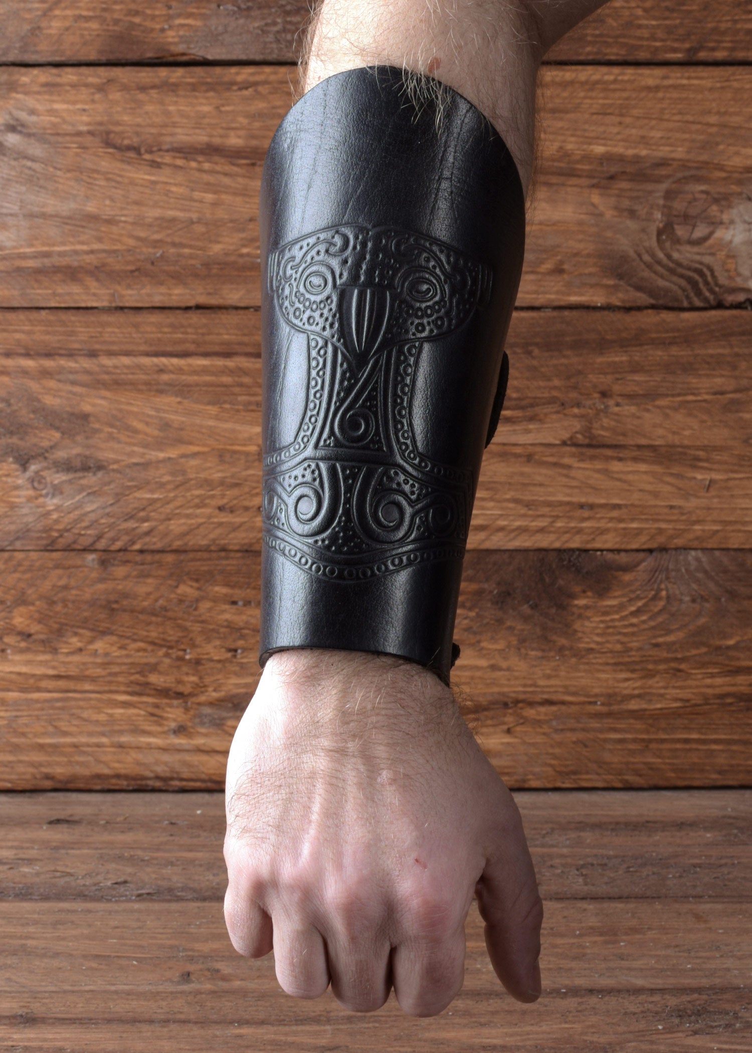 Imagen única de: Guantelete De Brazo Con Martillo De Thor Grabado, Negro