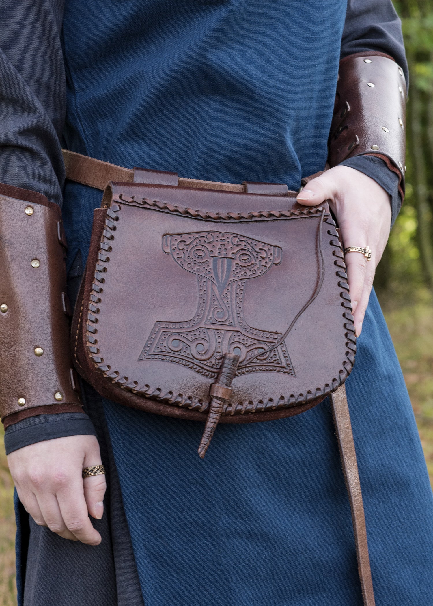 Imagen única de: Riñonera Con Grabado Del Martillo De Thor, Cuero, Marrón