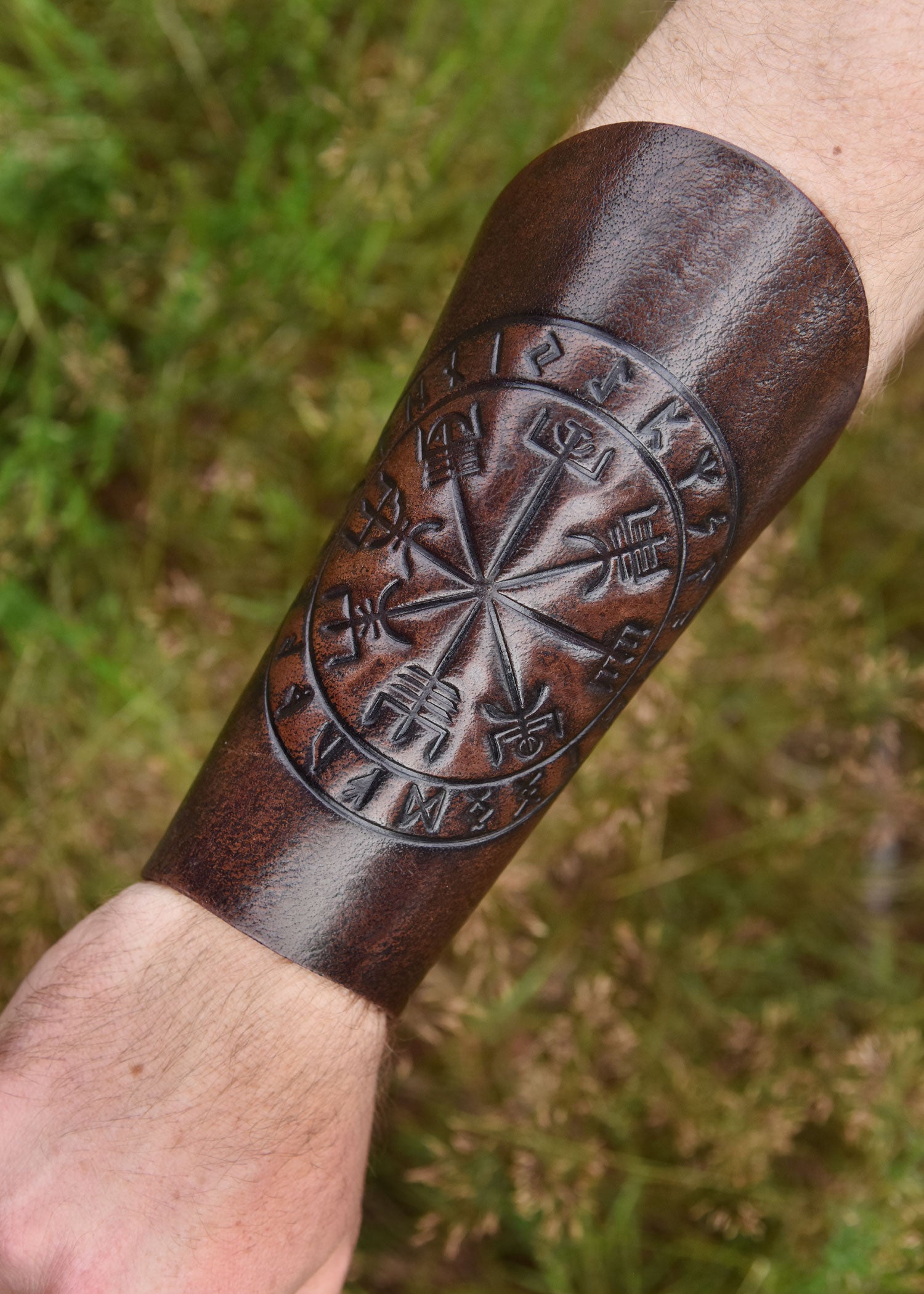 Imagen única de: Guardabrazos De Piel Con Grabado Vegvísir, Marrón
