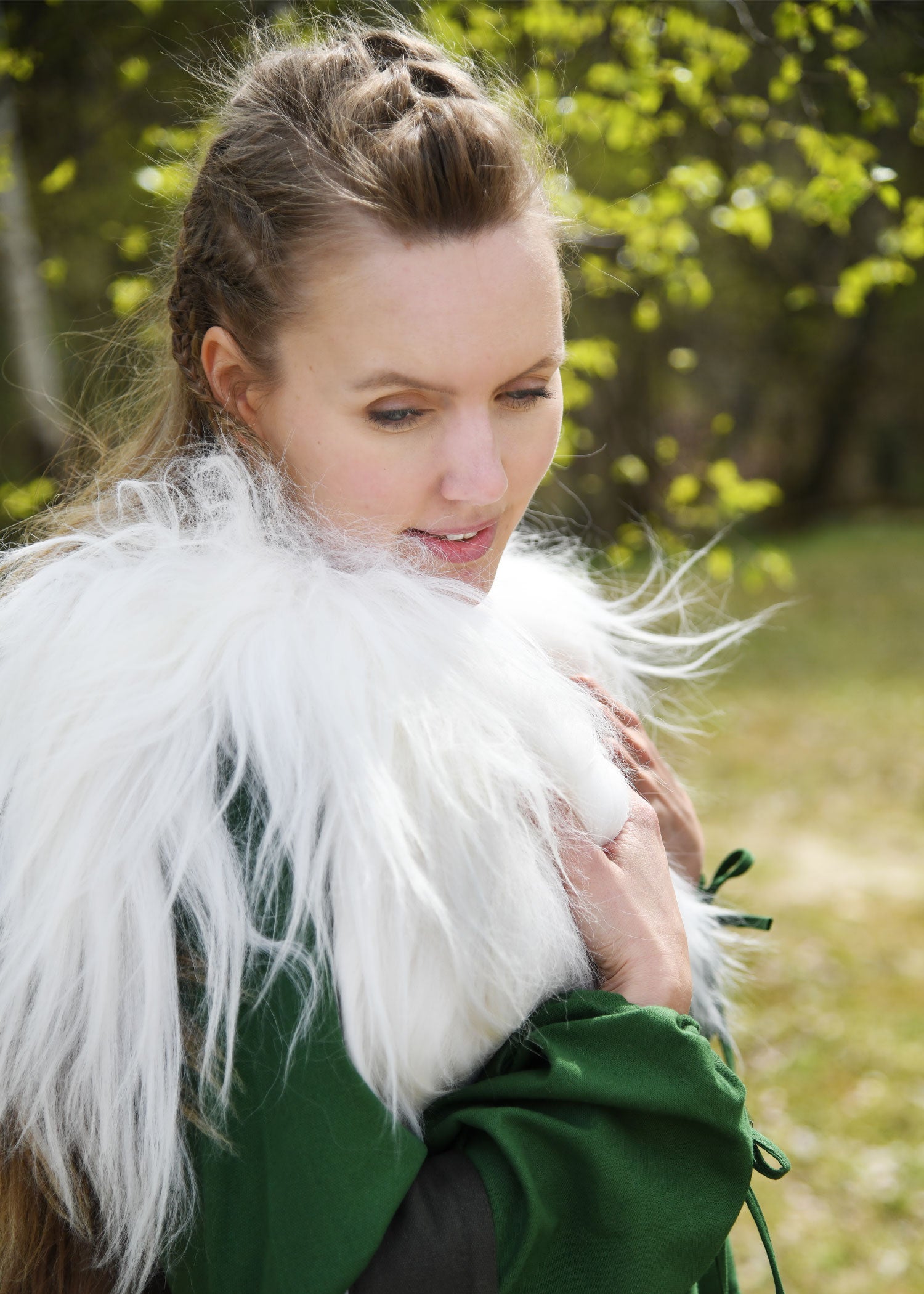 Imagen única de: Piel De Hombro Hecha De Piel De Caracol Nordland, Blanca Con Manchas