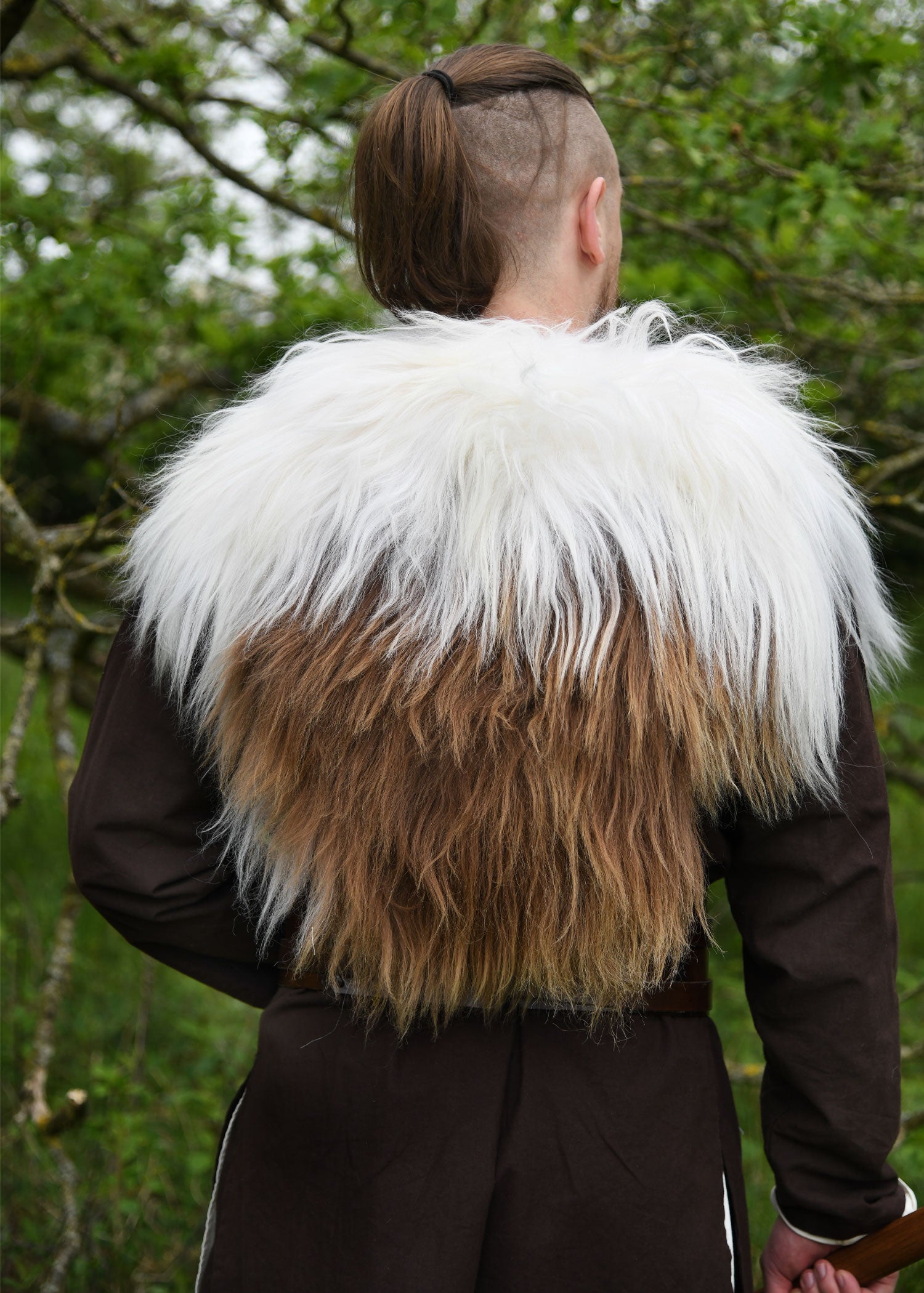 Imagen única de: Piel De Hombro Hecha De Piel De Caracol Nordland, Blanca Con Manchas