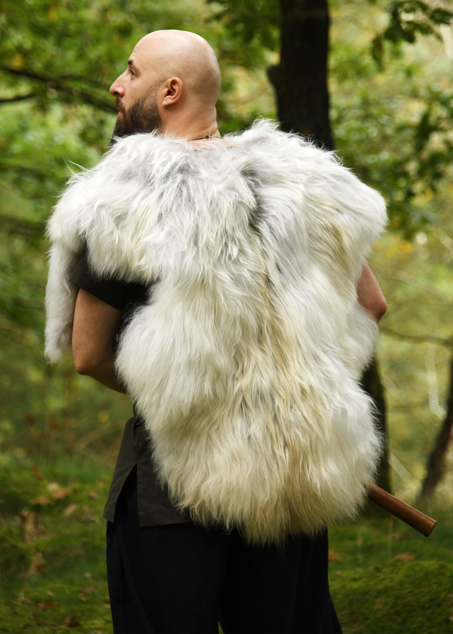 Imagen única de: Piel De Hombro, Capa De Piel Berserker Manchada De Blanco