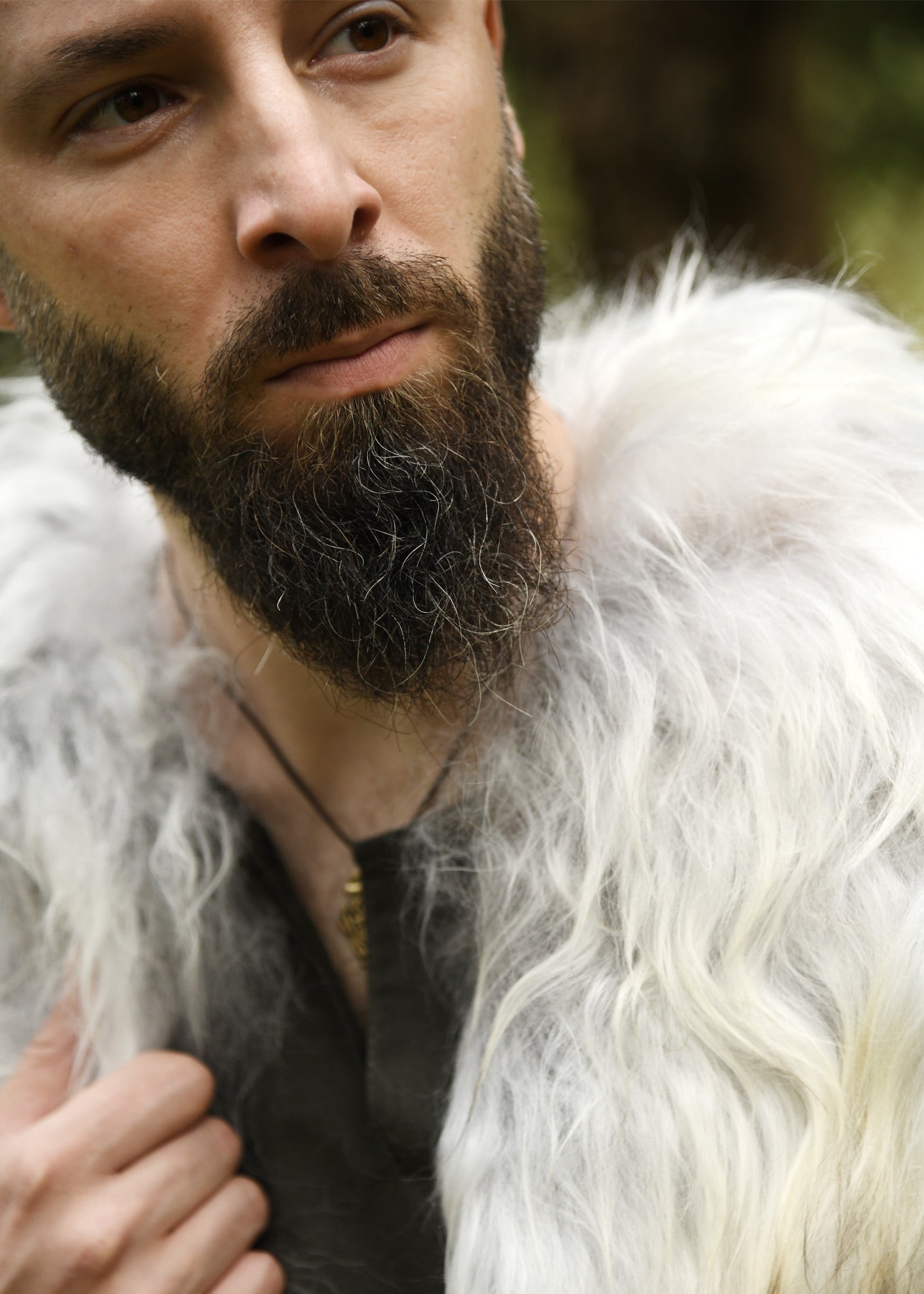 Imagen única de: Piel De Hombro, Capa De Piel Berserker Manchada De Blanco