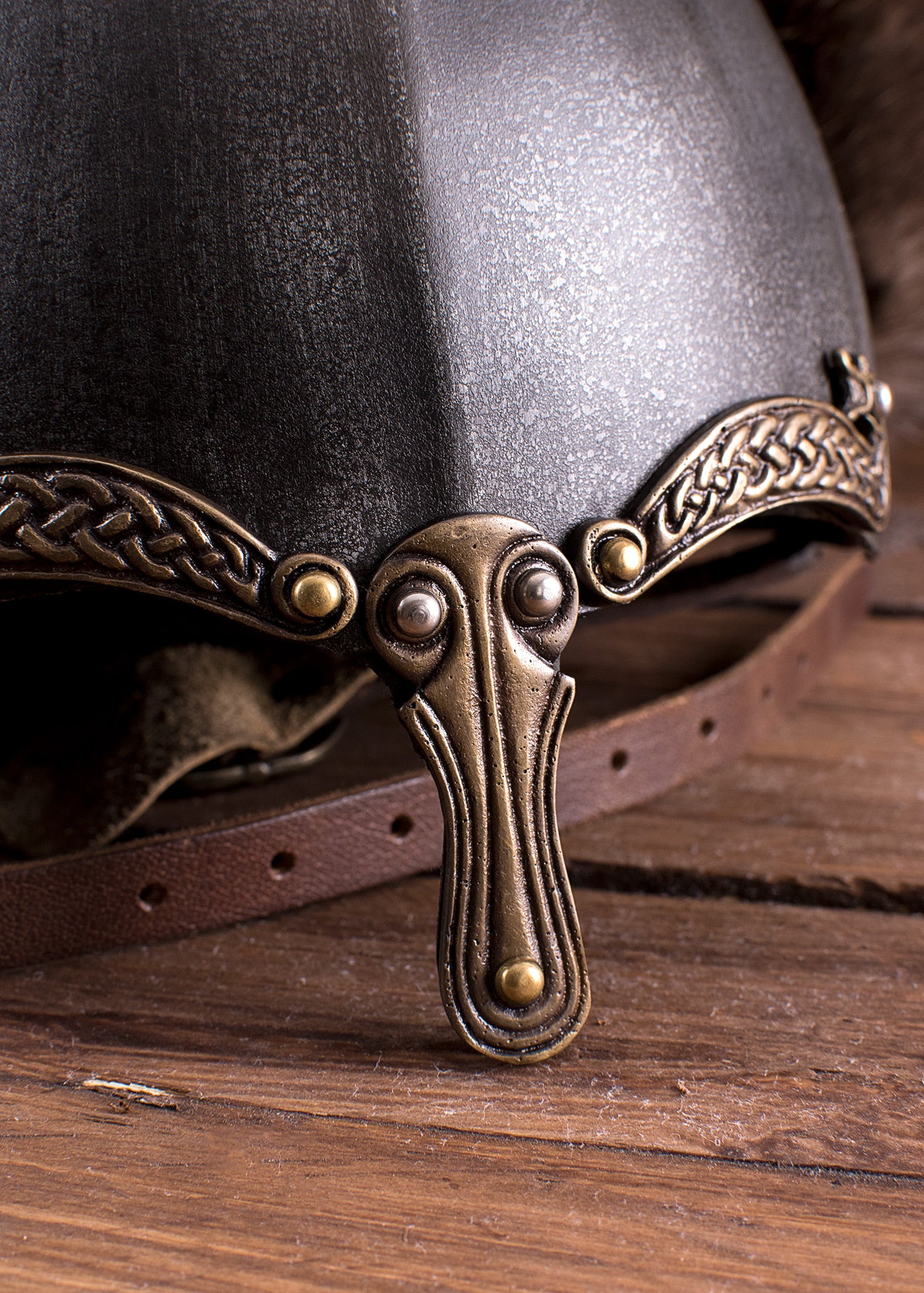 Imagen única de: Casco Nasal Con Motivos Celtas, Acero Con Acabado Envejecido.