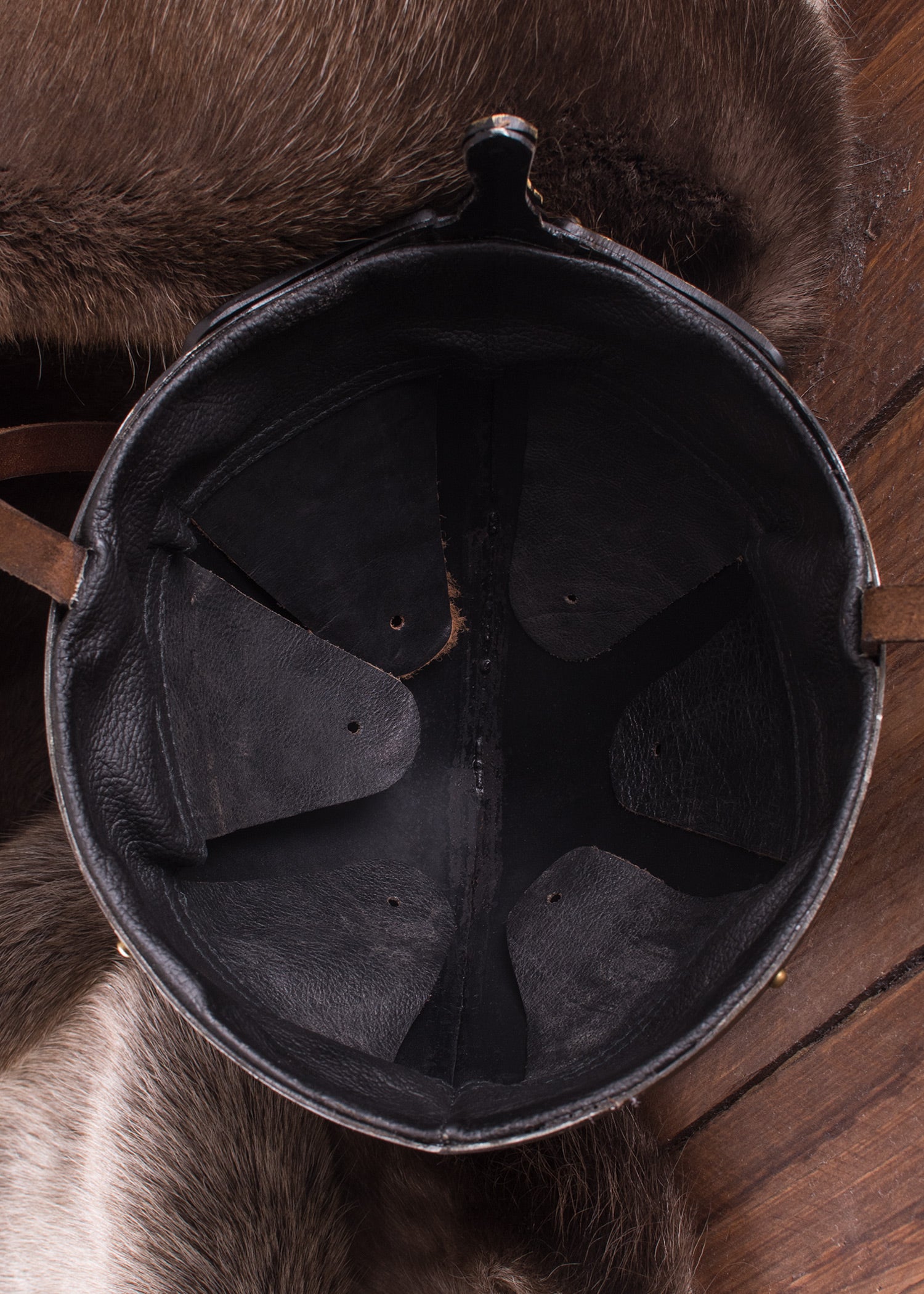 Imagen única de: Casco Nasal Con Motivos Celtas, Acero Con Acabado Envejecido.