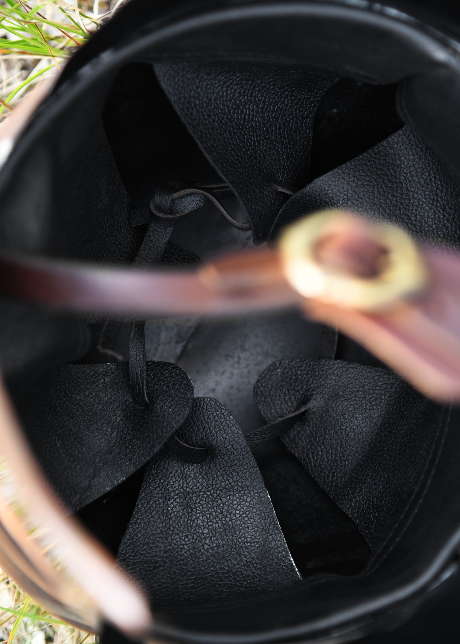 Imagen única de: Casco Italo-corintio De Acero Con Acabado Antiguo.