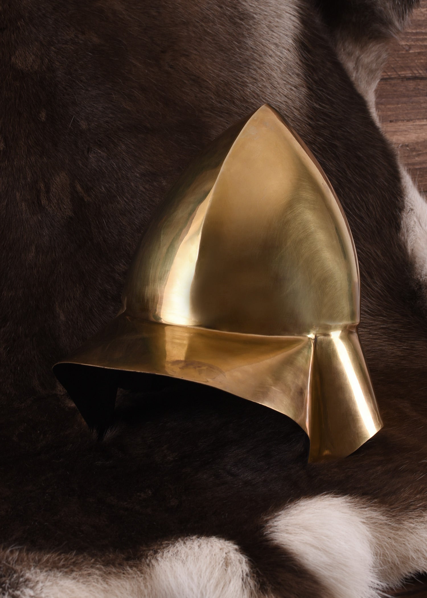 Imagen única de: Casco Beocio, Casco Griego Fabricado En Latón, Siglo Iv A.c. Antes De Cristo