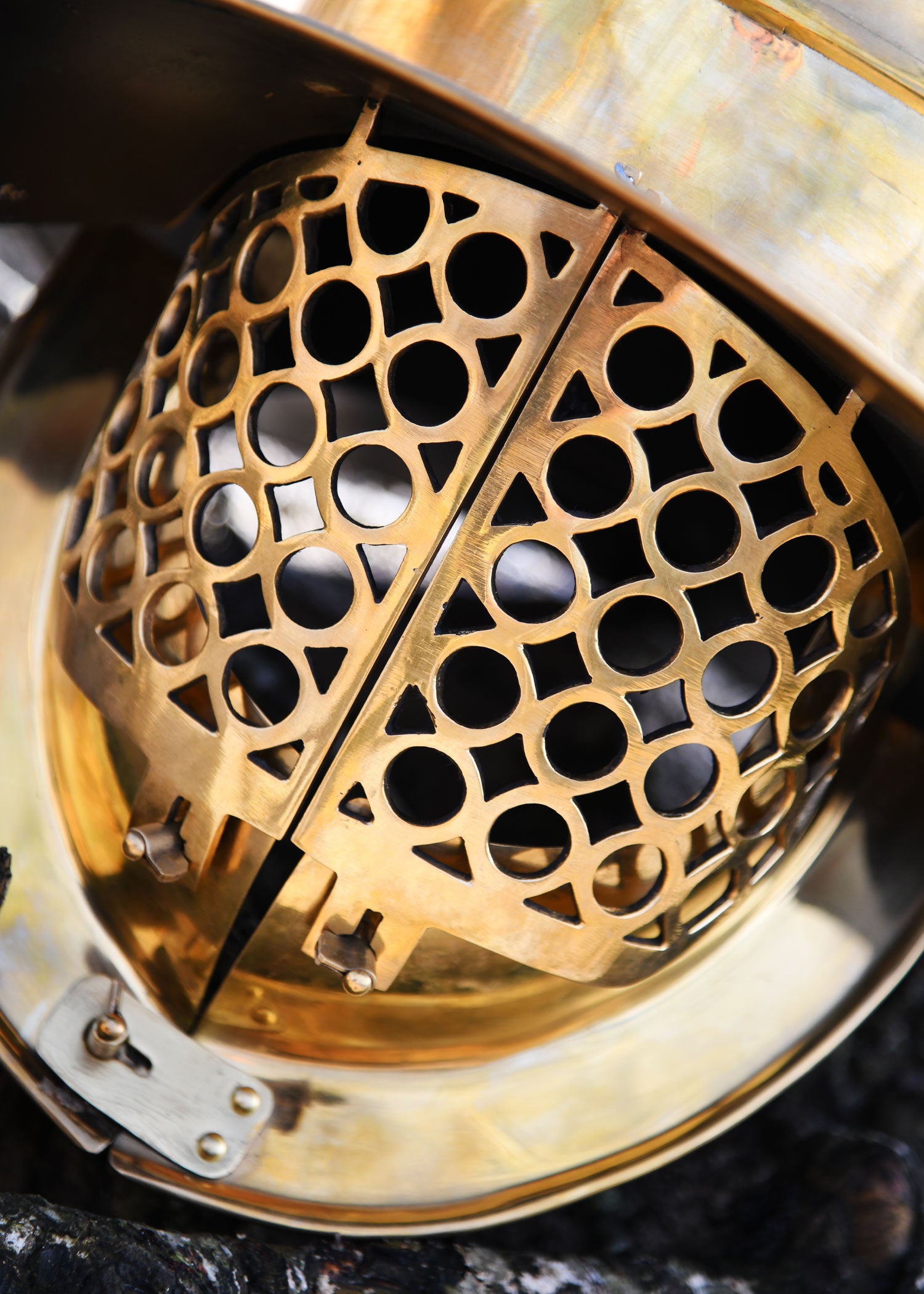 Imagen única de: Casco De Gladiador Pompeya, Latón