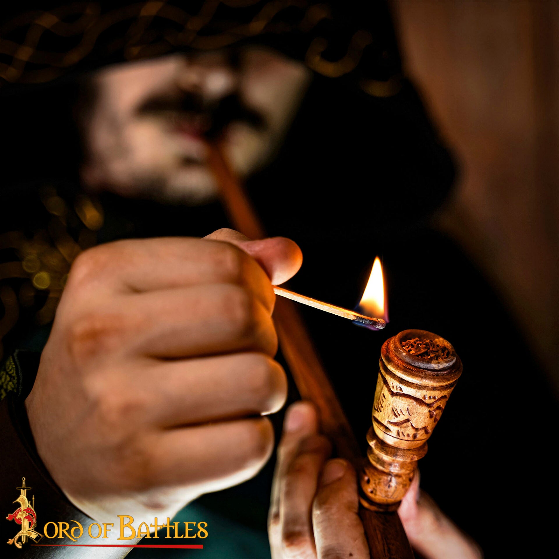 Imagen única de: Pipa Artesanal de Madera de Acacia con Incrustaciones de Estilo Medieval