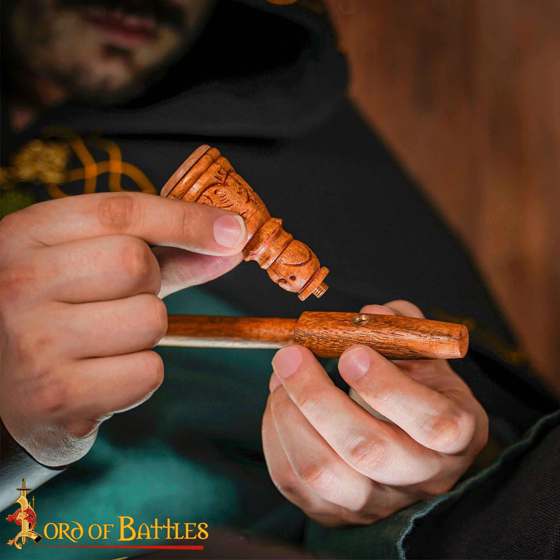 Imagen única de: Pipa Artesanal de Madera de Acacia con Incrustaciones de Estilo Medieval