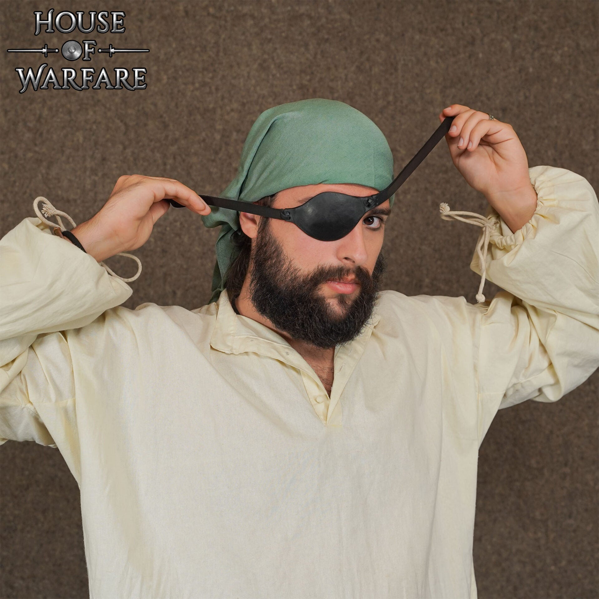 Imagen única de: Parche Ocular Pirata de Cuero Auténtico - Cubreojos Negro Ajustable para Disfraces, Larp y Temas Piratas