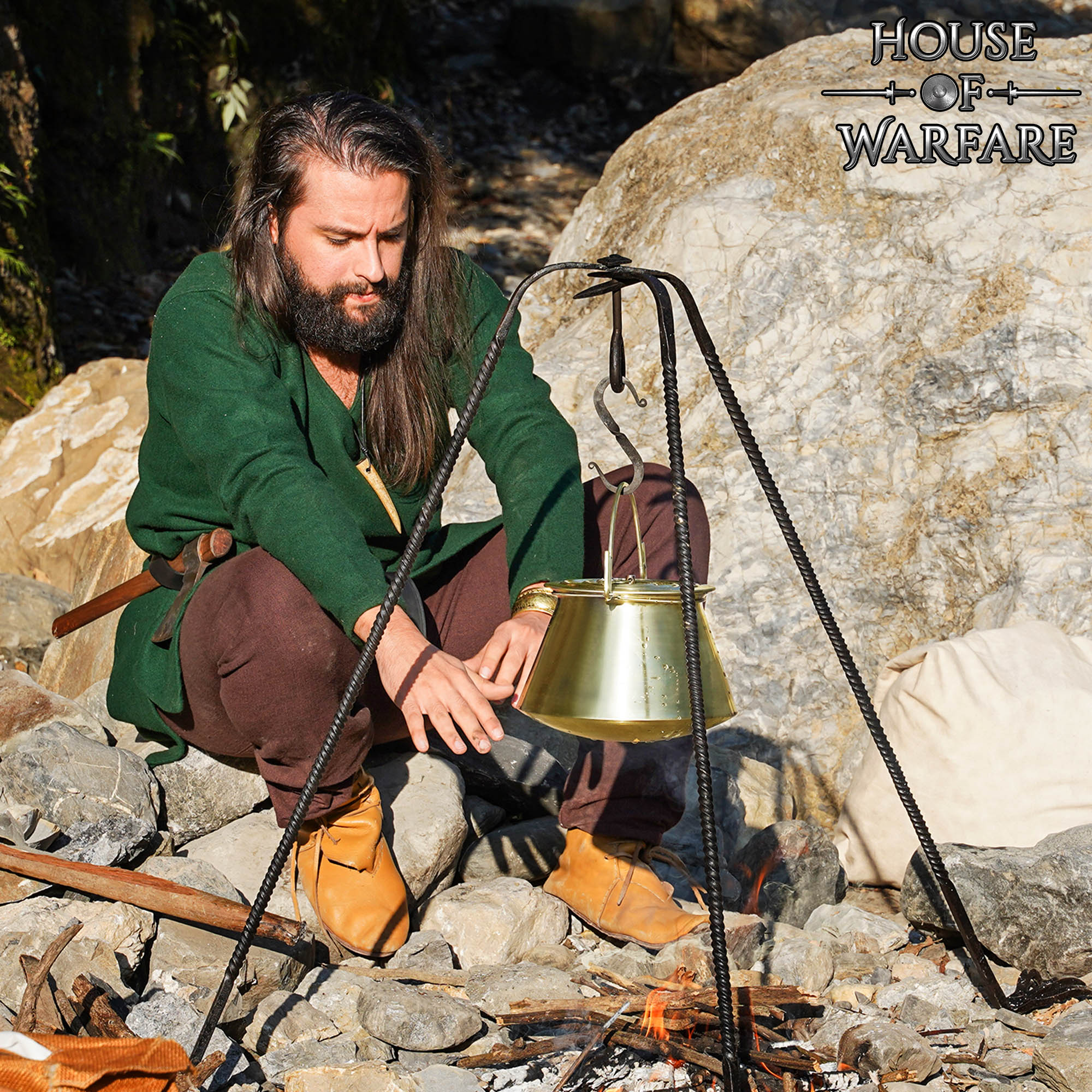 Imagen única de: Hervidor Medieval de Latón con Tapa - Olla Histórica para Cocinar Al Aire Libre y en Hogueras - Caldero de Latón Pulido Hecho a Mano