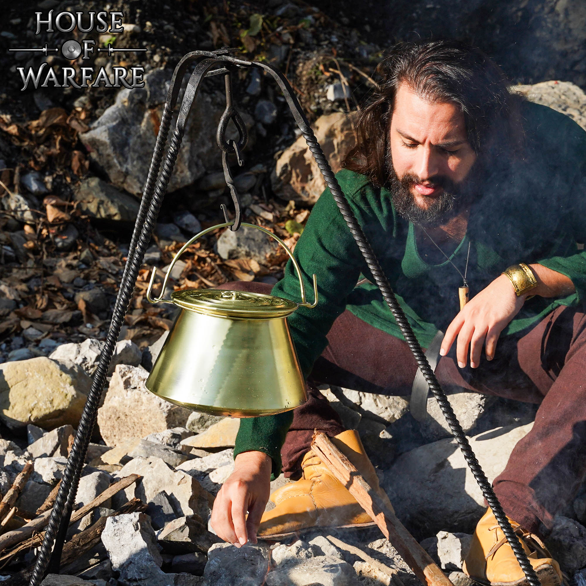 Imagen única de: Hervidor Medieval de Latón con Tapa - Olla Histórica para Cocinar Al Aire Libre y en Hogueras - Caldero de Latón Pulido Hecho a Mano
