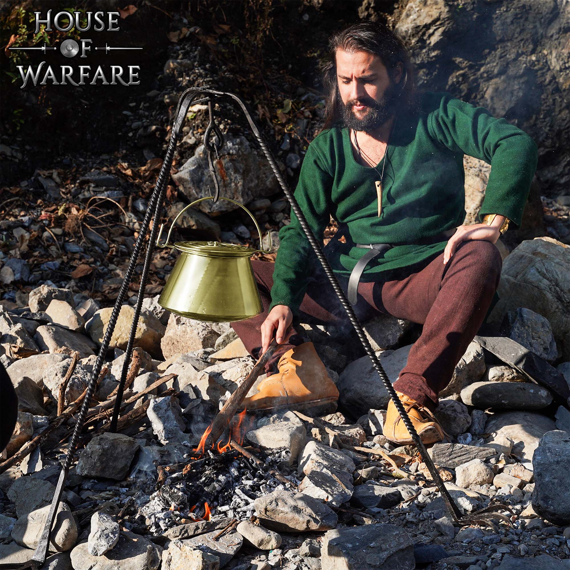 Imagen única de: Hervidor Medieval de Latón con Tapa - Olla Histórica para Cocinar Al Aire Libre y en Hogueras - Caldero de Latón Pulido Hecho a Mano