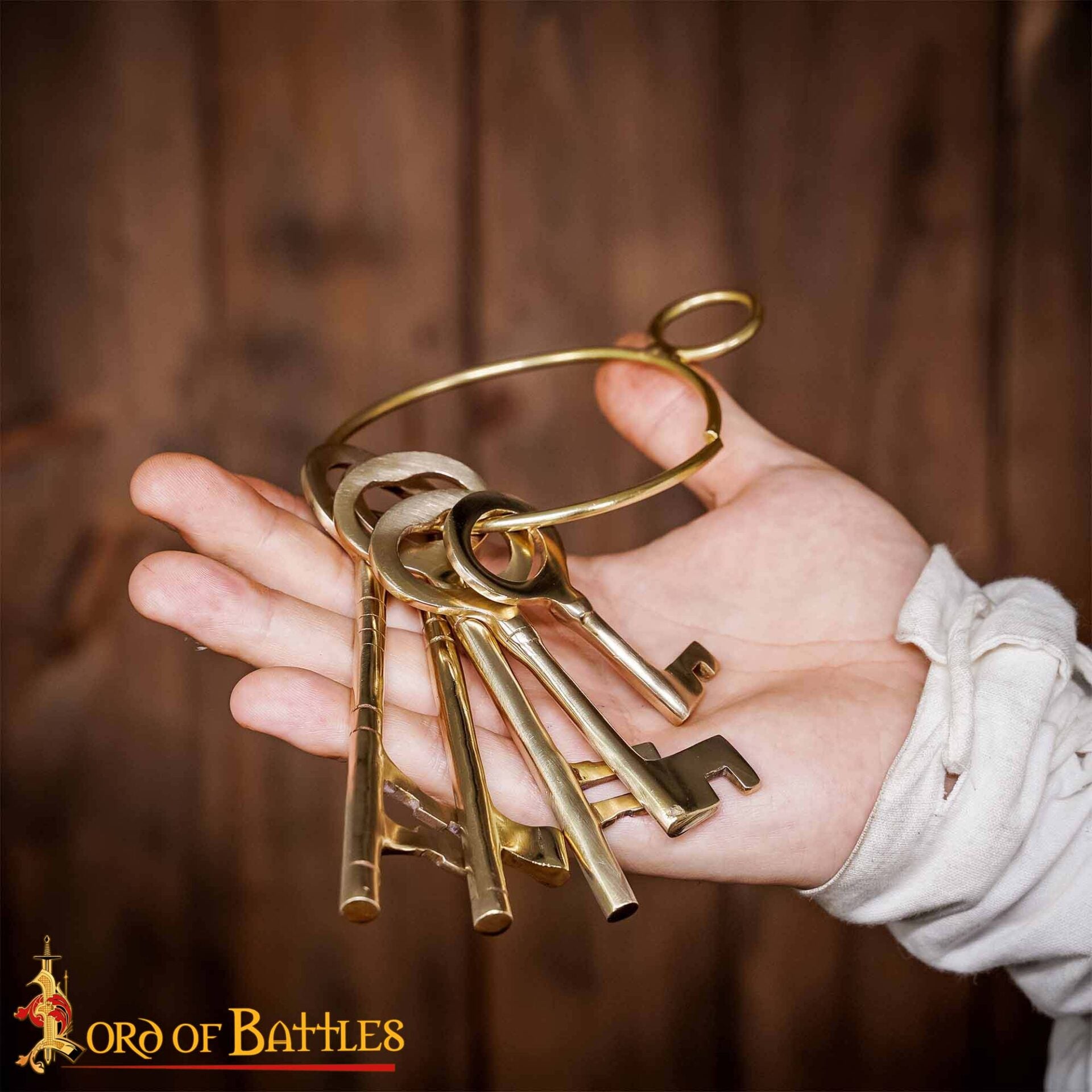 Imagen única de: Juego de Llaves Medievales de Latón para Mazmorras - Réplica Histórica de 5 Piezas para Decoración Pirata y Salas de Escape