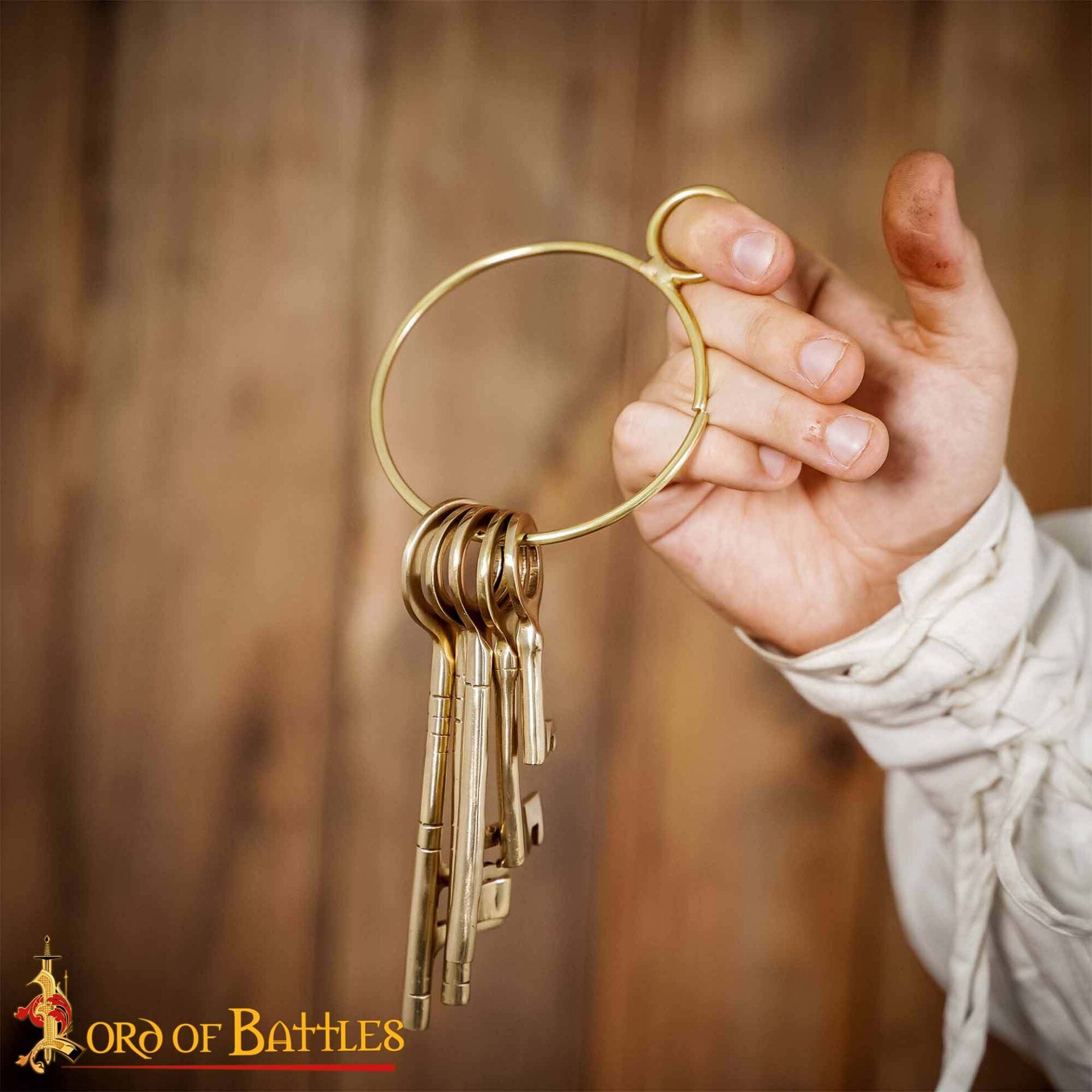 Imagen única de: Juego de Llaves Medievales de Latón para Mazmorras - Réplica Histórica de 5 Piezas para Decoración Pirata y Salas de Escape