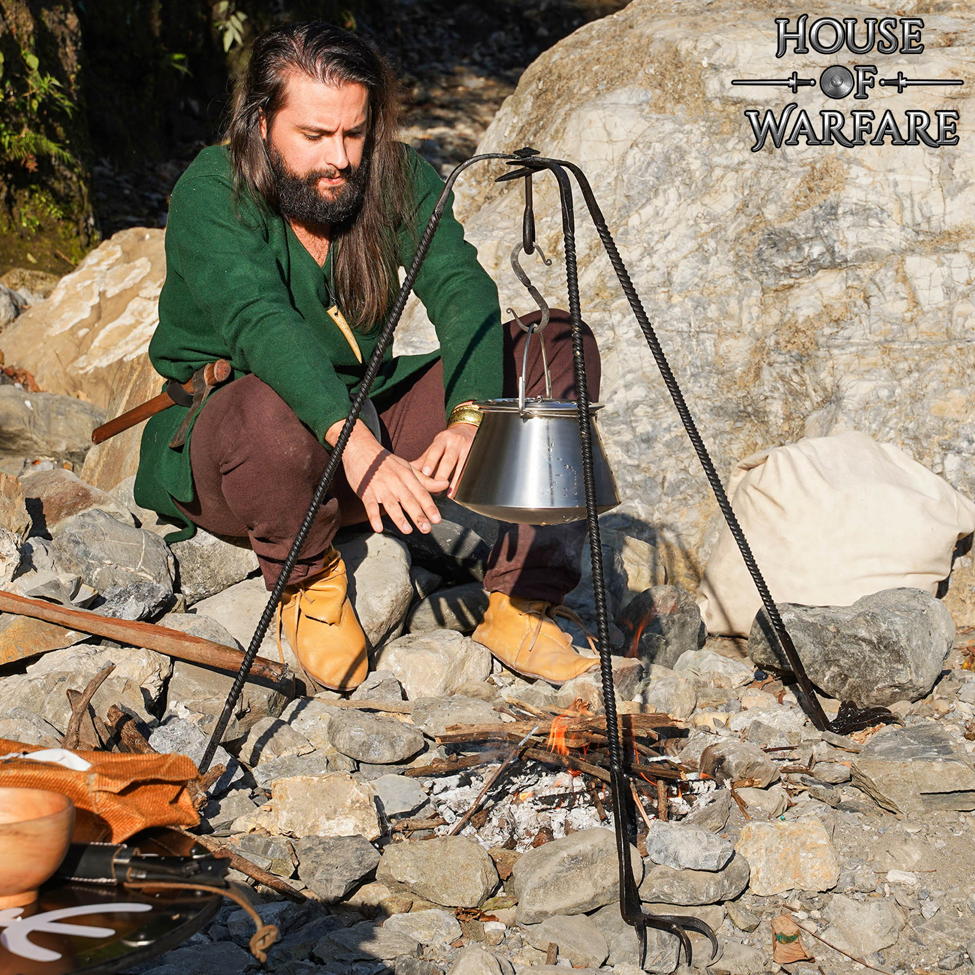Imagen única de: Trípode de Cocina de Hierro Medieval Forjado a Mano - Acabado en Negro Soporte de Hoguera para Cocinar Al Aire Libre