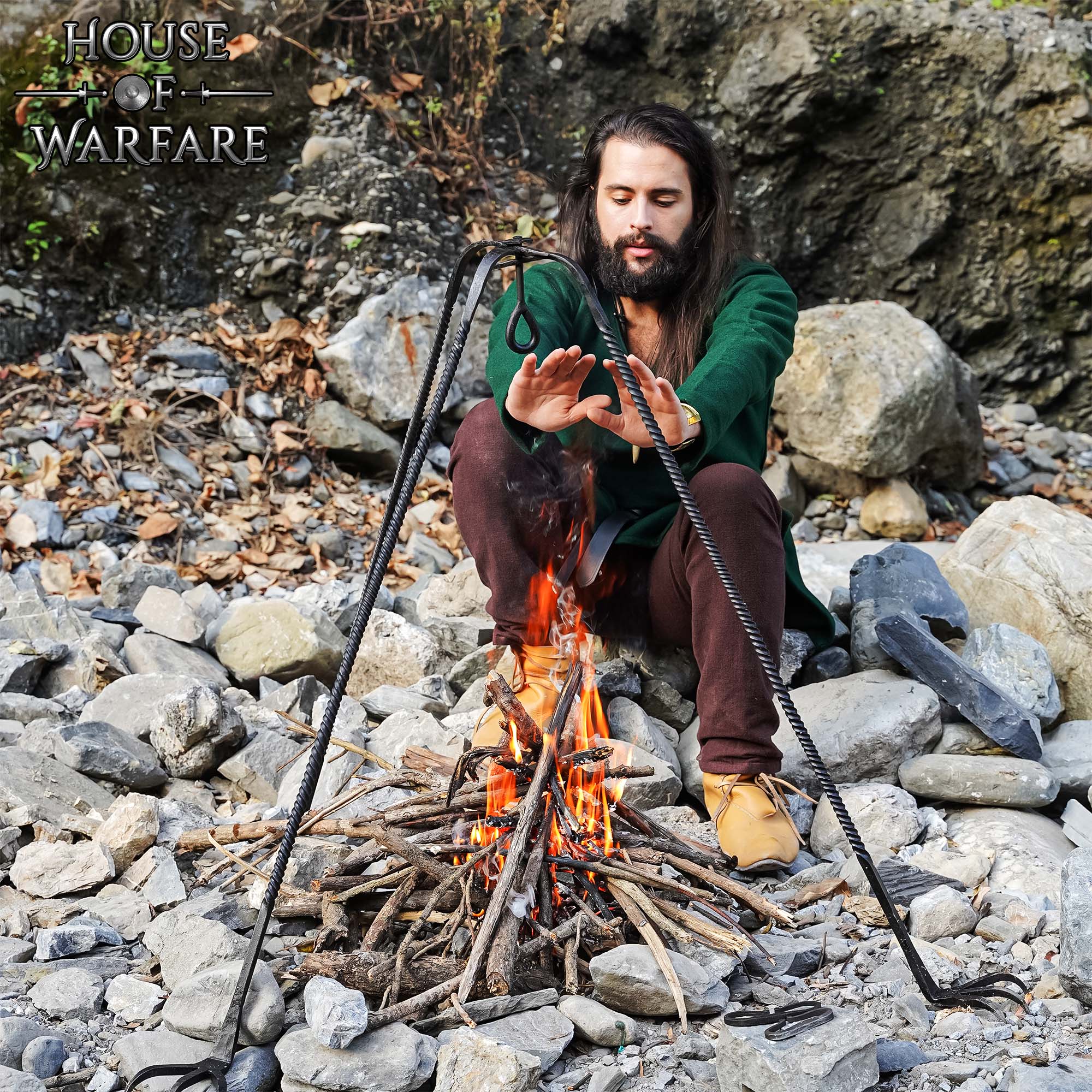 Imagen única de: Trípode de Cocina de Hierro Medieval Forjado a Mano - Acabado en Negro Soporte de Hoguera para Cocinar Al Aire Libre
