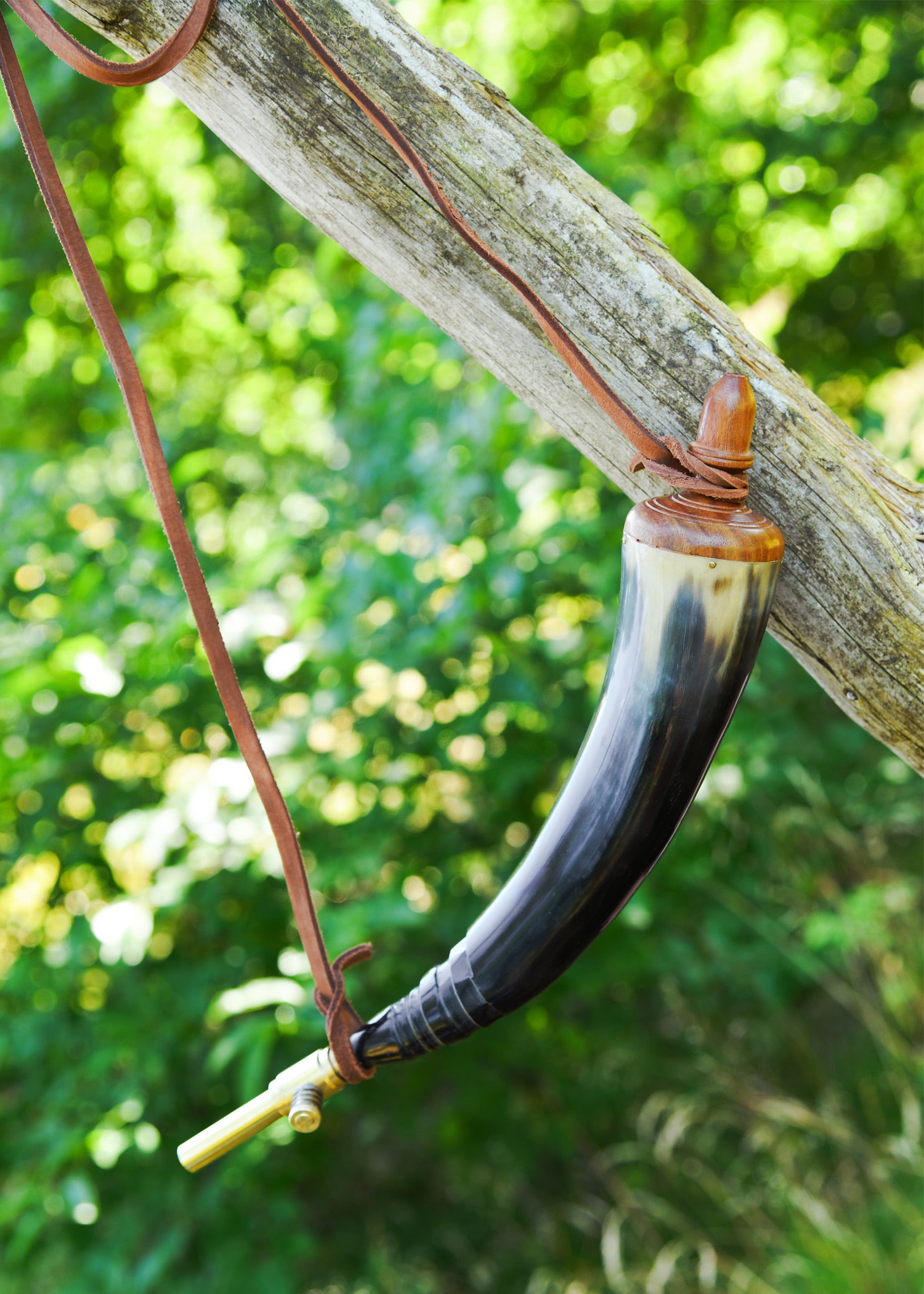 Imagen única de: Cuerno De Pólvora Con Llave De Paso De Latón Y Correa De Cuero.
