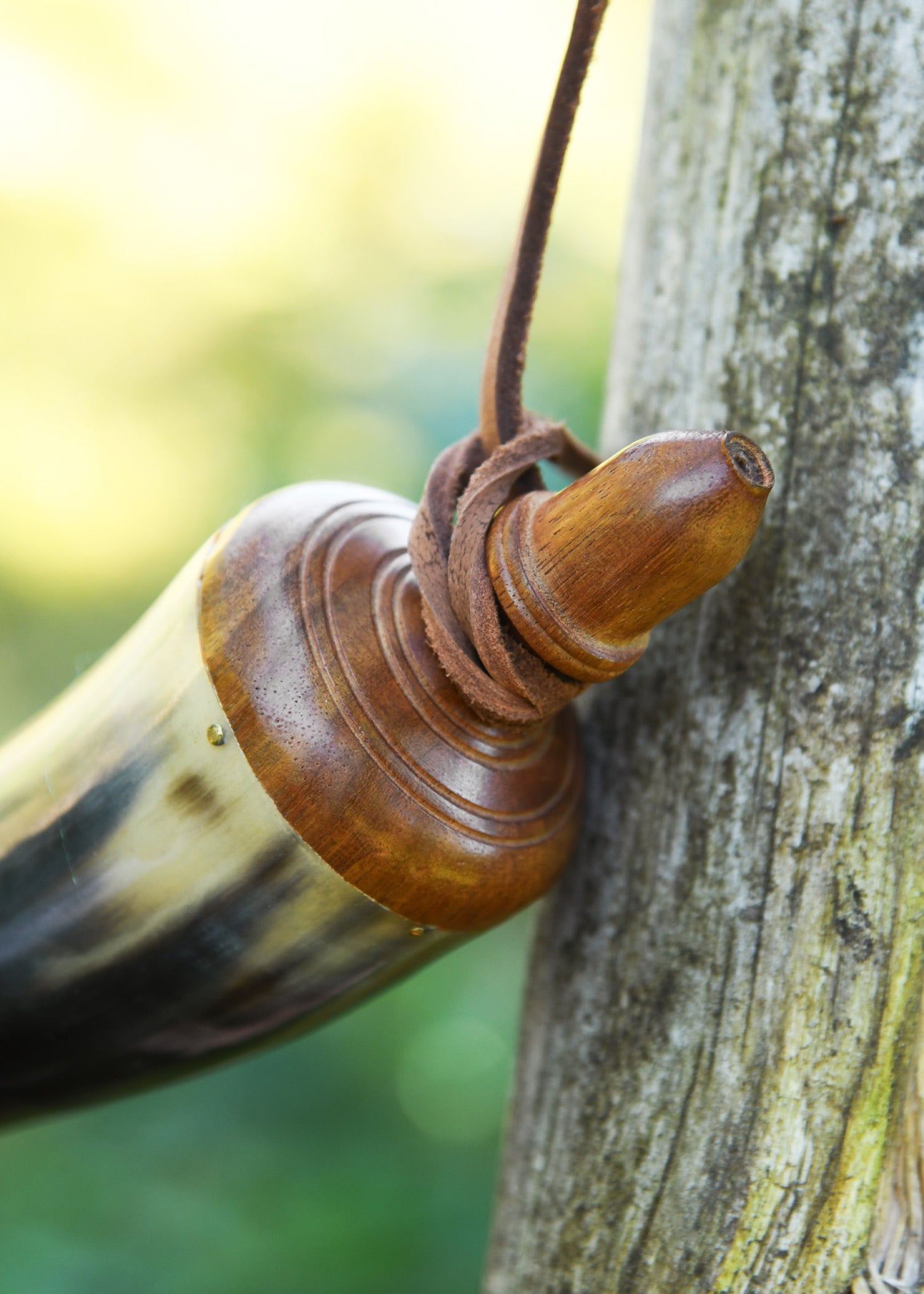 Imagen única de: Cuerno De Pólvora Con Llave De Paso De Latón Y Correa De Cuero.