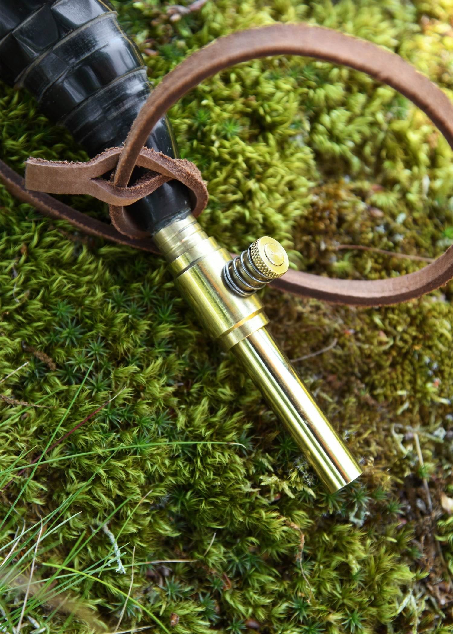 Imagen única de: Cuerno De Pólvora Con Llave De Paso De Latón Y Correa De Cuero.