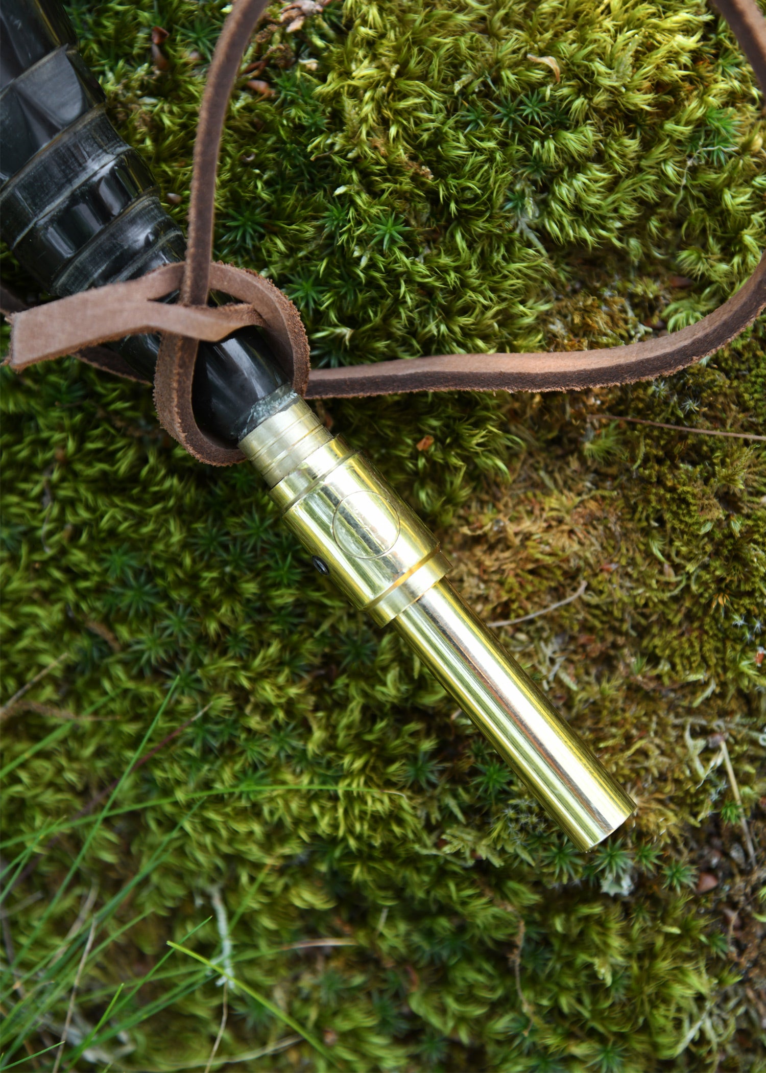 Imagen única de: Cuerno De Pólvora Con Llave De Paso De Latón Y Correa De Cuero.