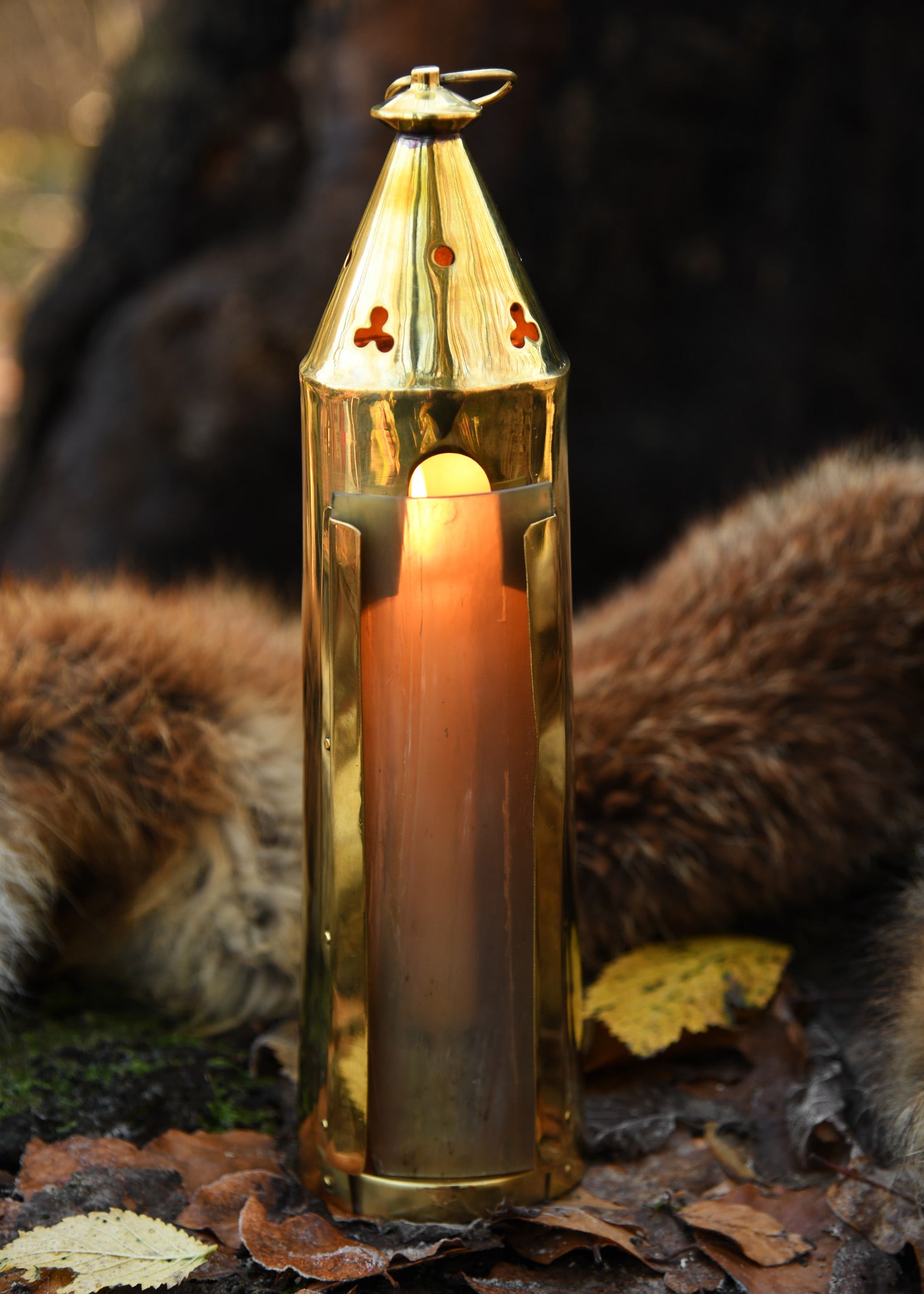 Imagen única de: Farol Medieval De Latón Con Ventana De Bocina.