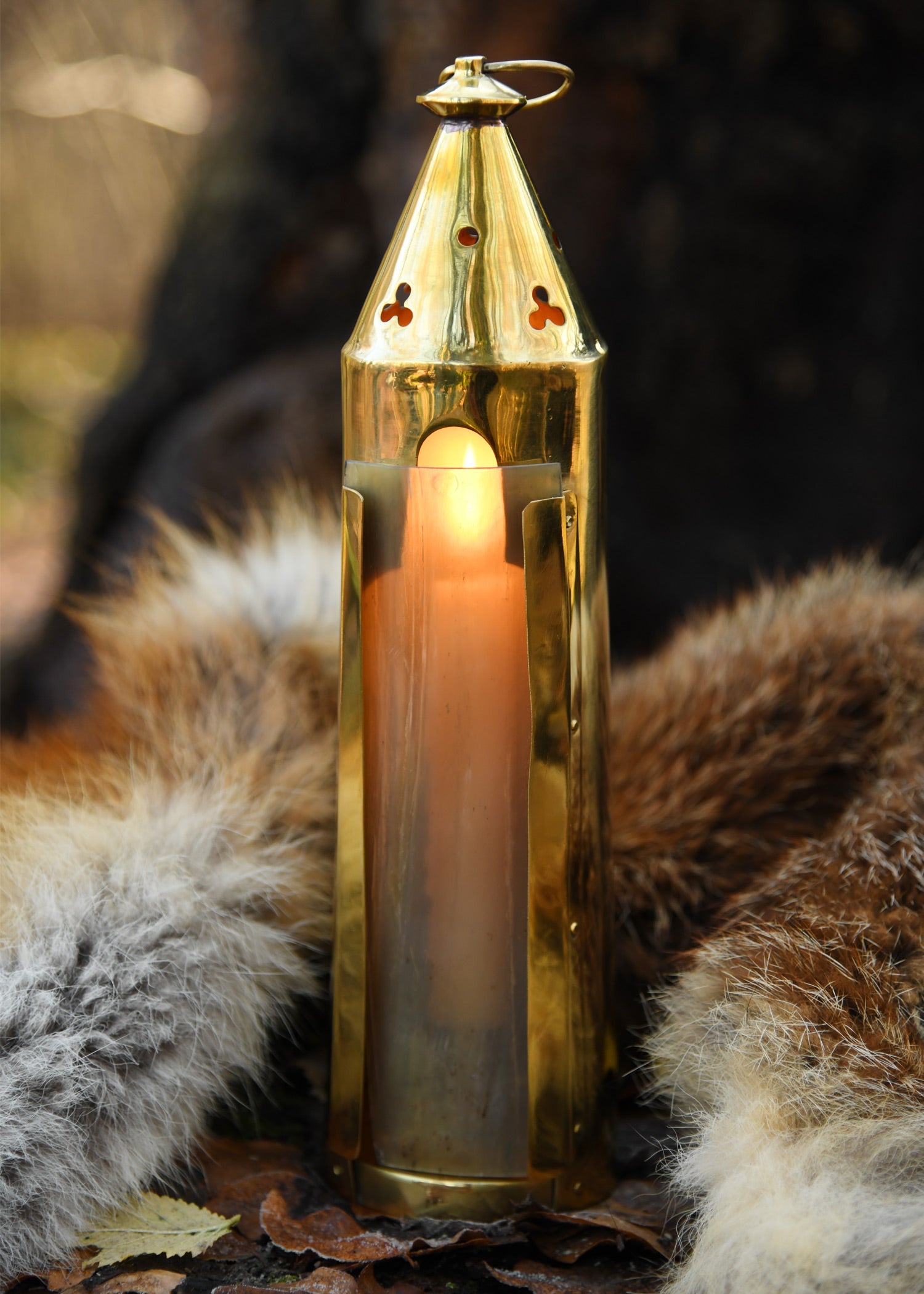 Imagen única de: Farol Medieval De Latón Con Ventana De Bocina.