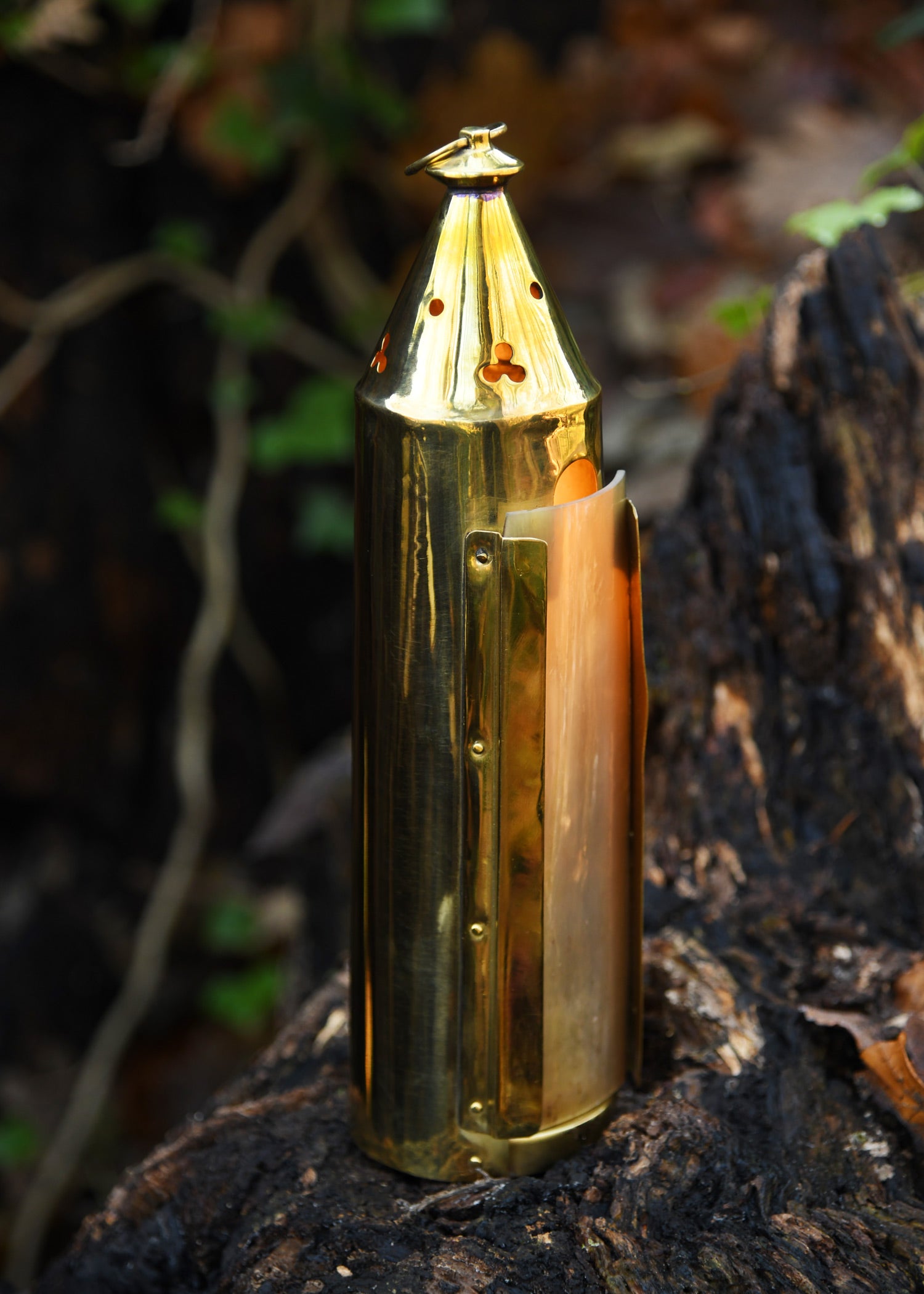 Imagen única de: Farol Medieval De Latón Con Ventana De Bocina.