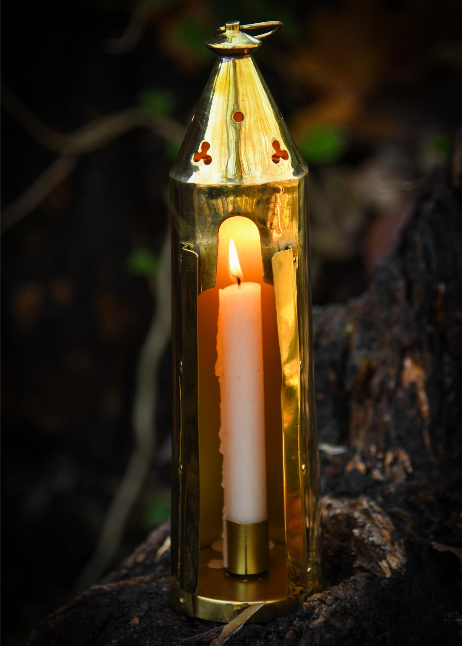 Imagen única de: Farol Medieval De Latón Con Ventana De Bocina.