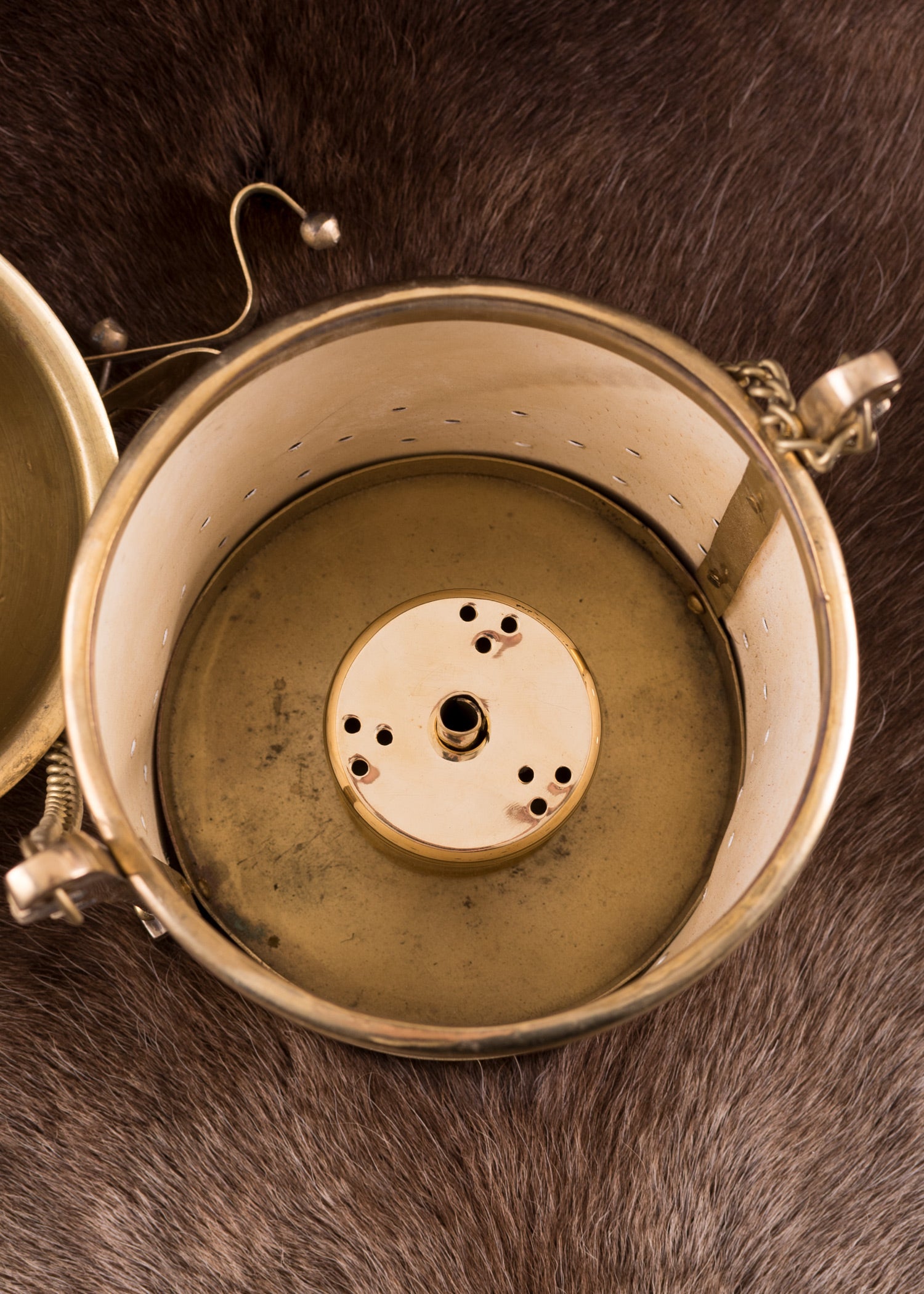 Imagen única de: Farol Romano Fabricado En Latón Y Cuero Crudo (Pergamino)