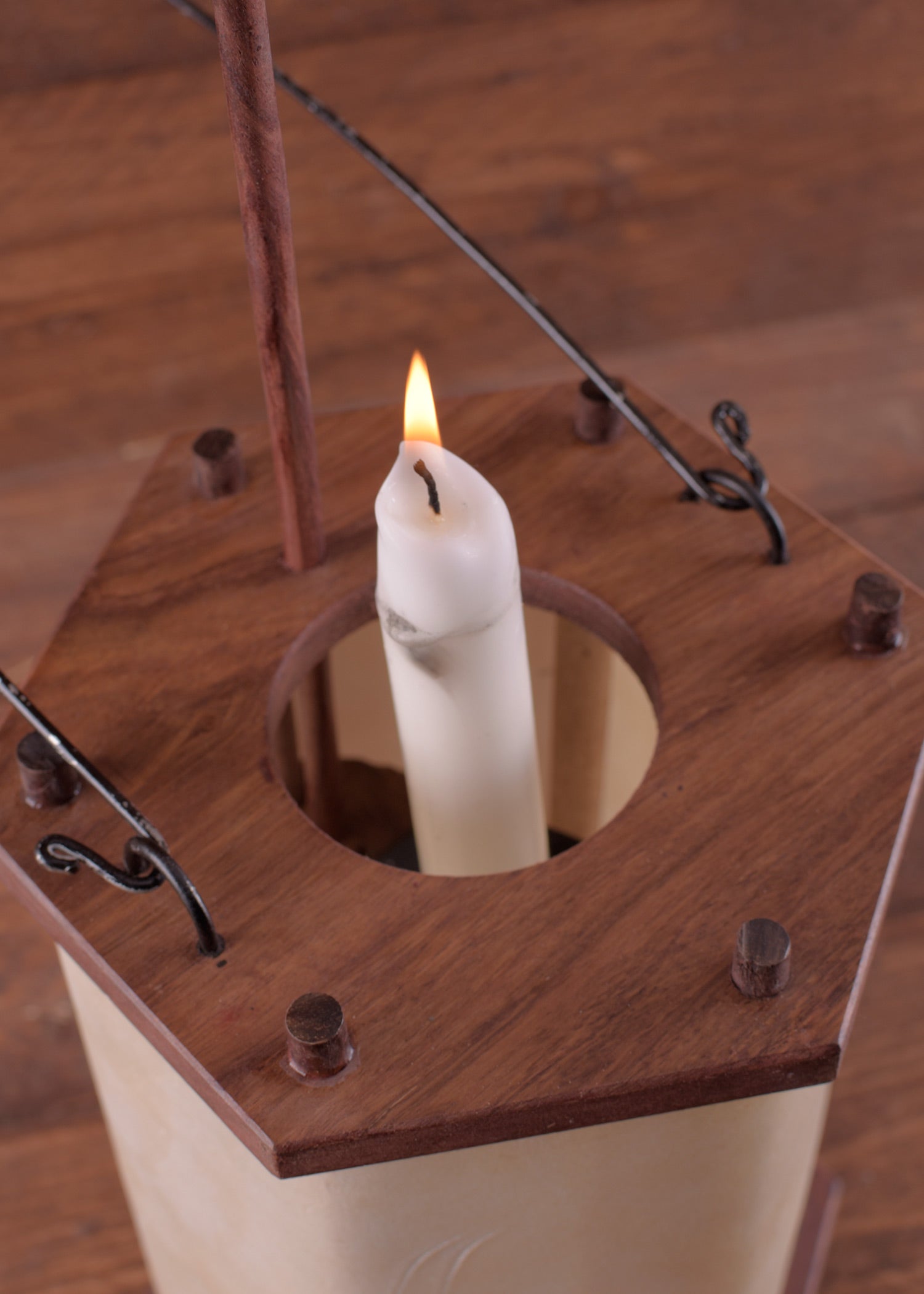 Imagen única de: Farol De Madera Con Cuero Crudo.